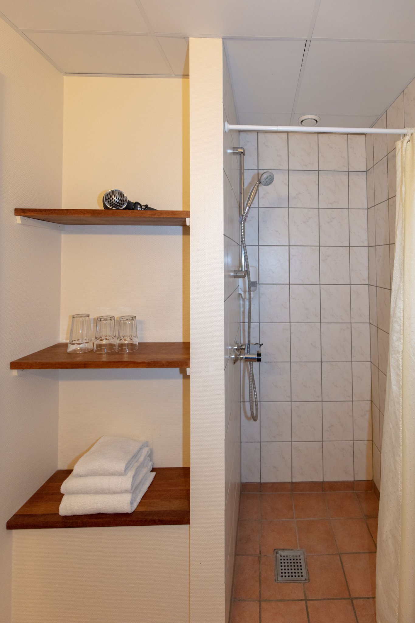 18594_bathroom-triple-rooms-foldens-hotel-first-partner-c_S