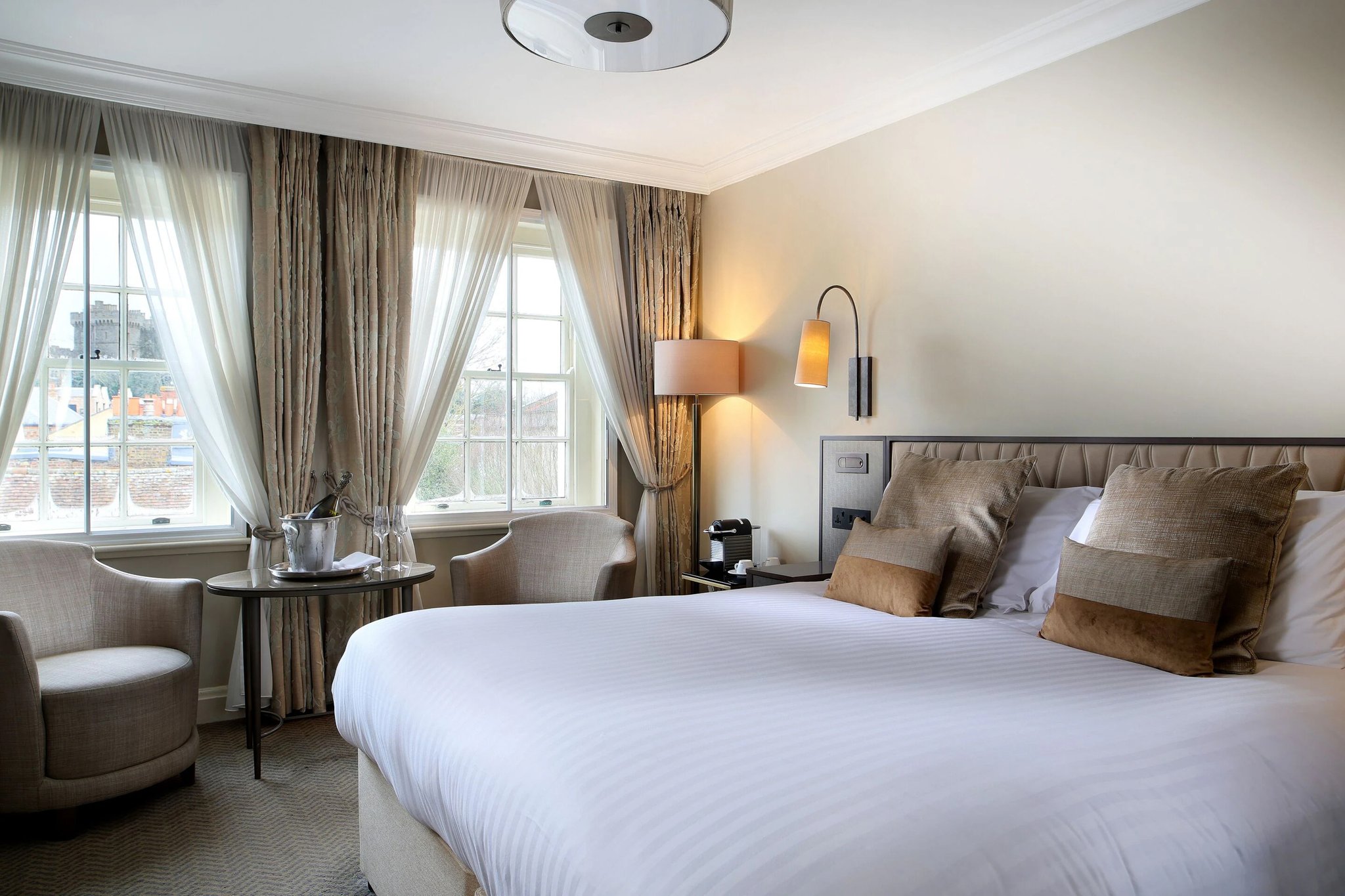 Deluxe_Queen_Room_With_Windsor_Castle_View_S