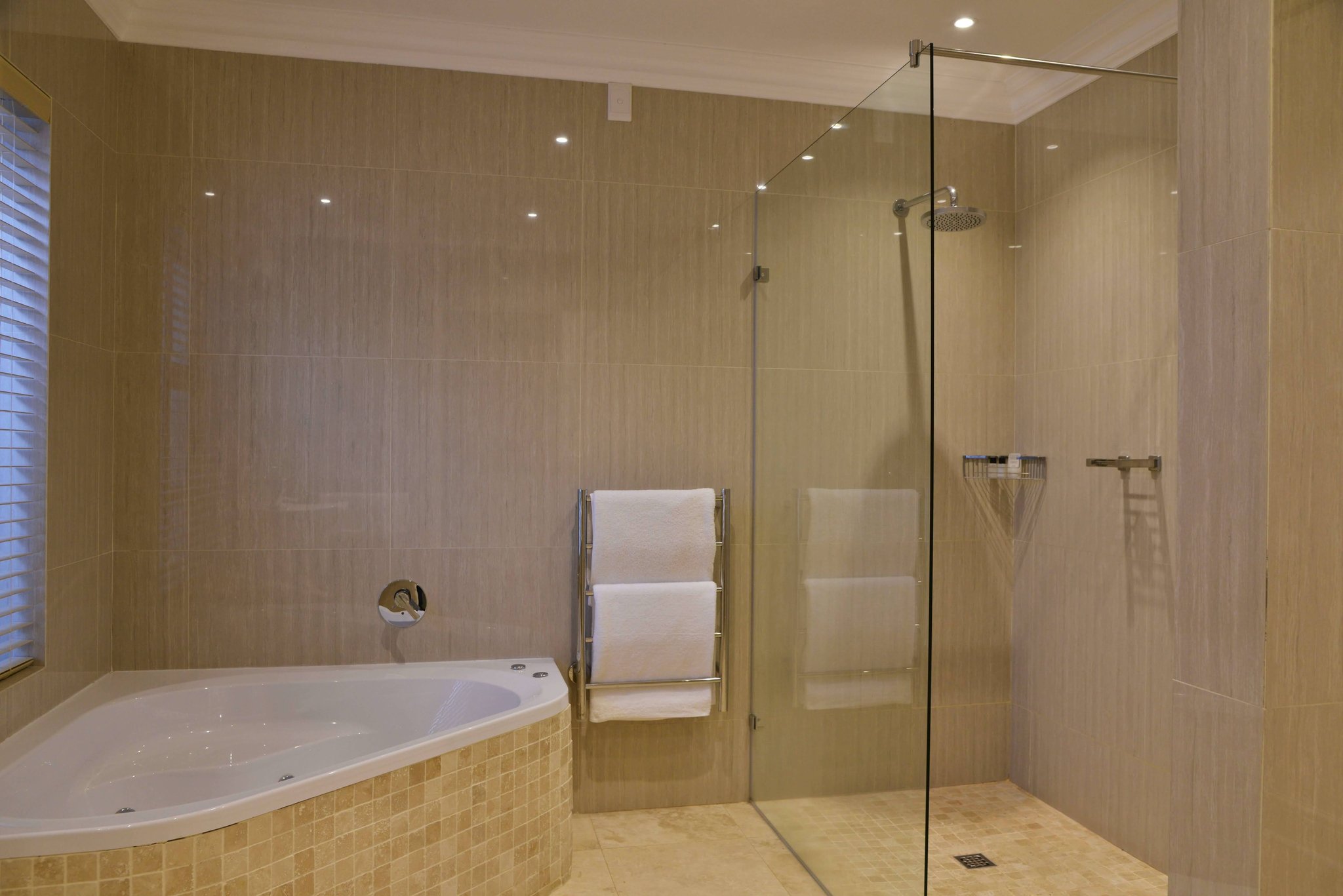 Luxury_Suite_Bathroom_S