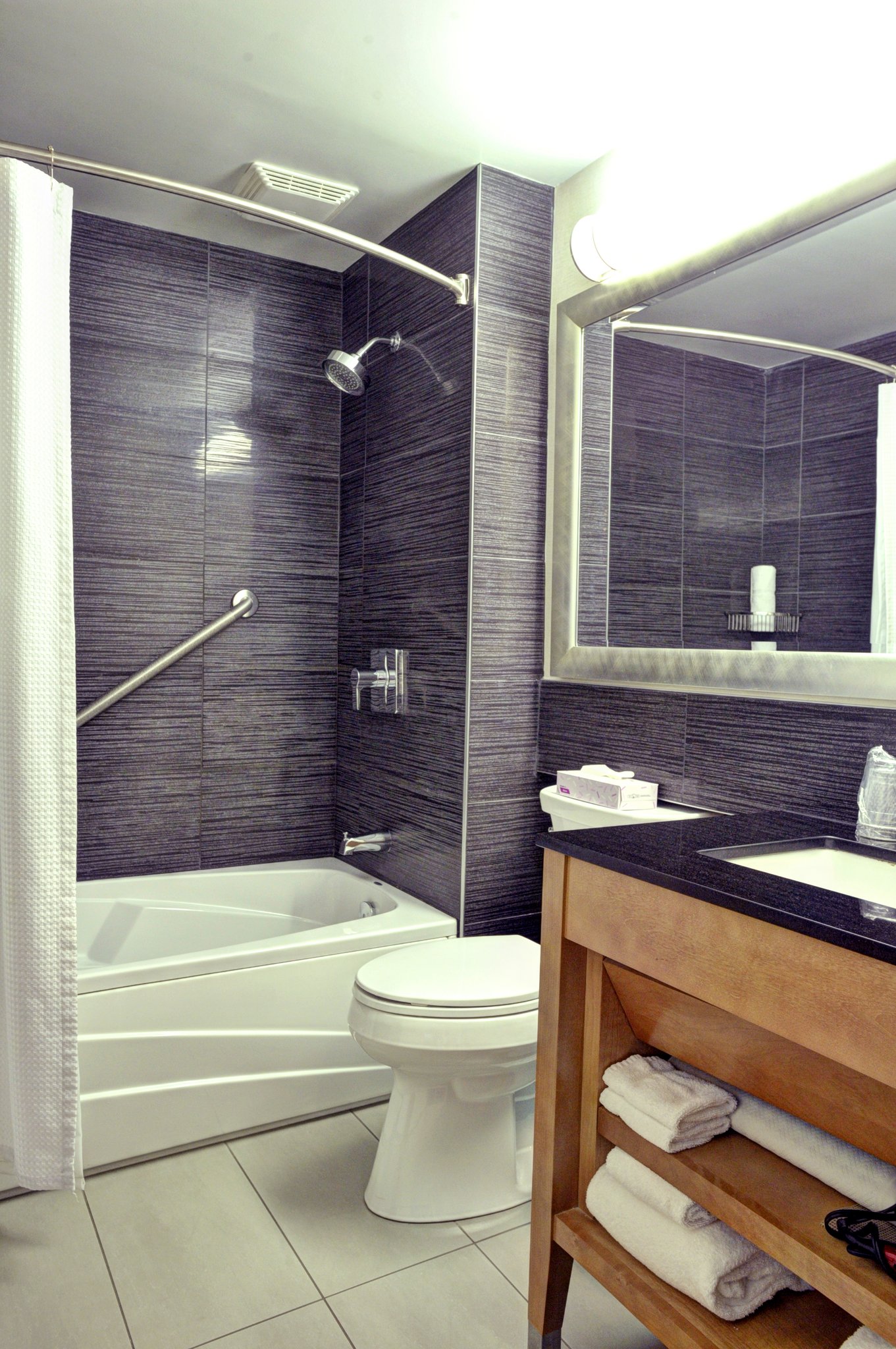 Standard_Room_Bathroom_S