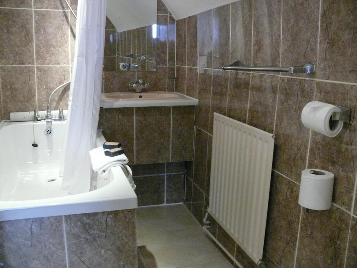 Double_room_bathroom_S