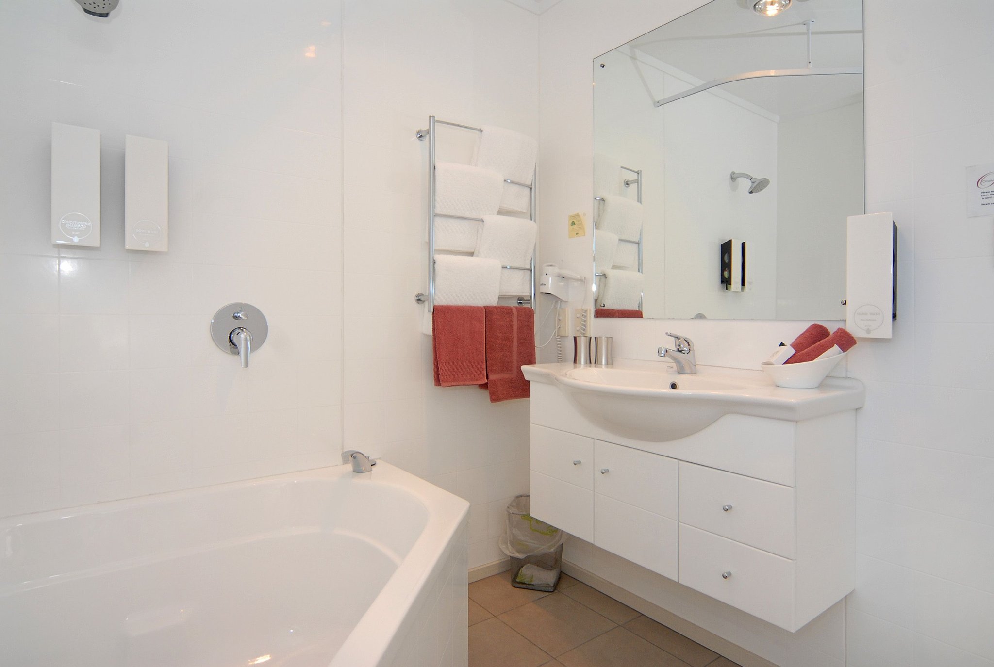 One-Bed_Spa-Two-Bed_Apartment_Bathroom_S