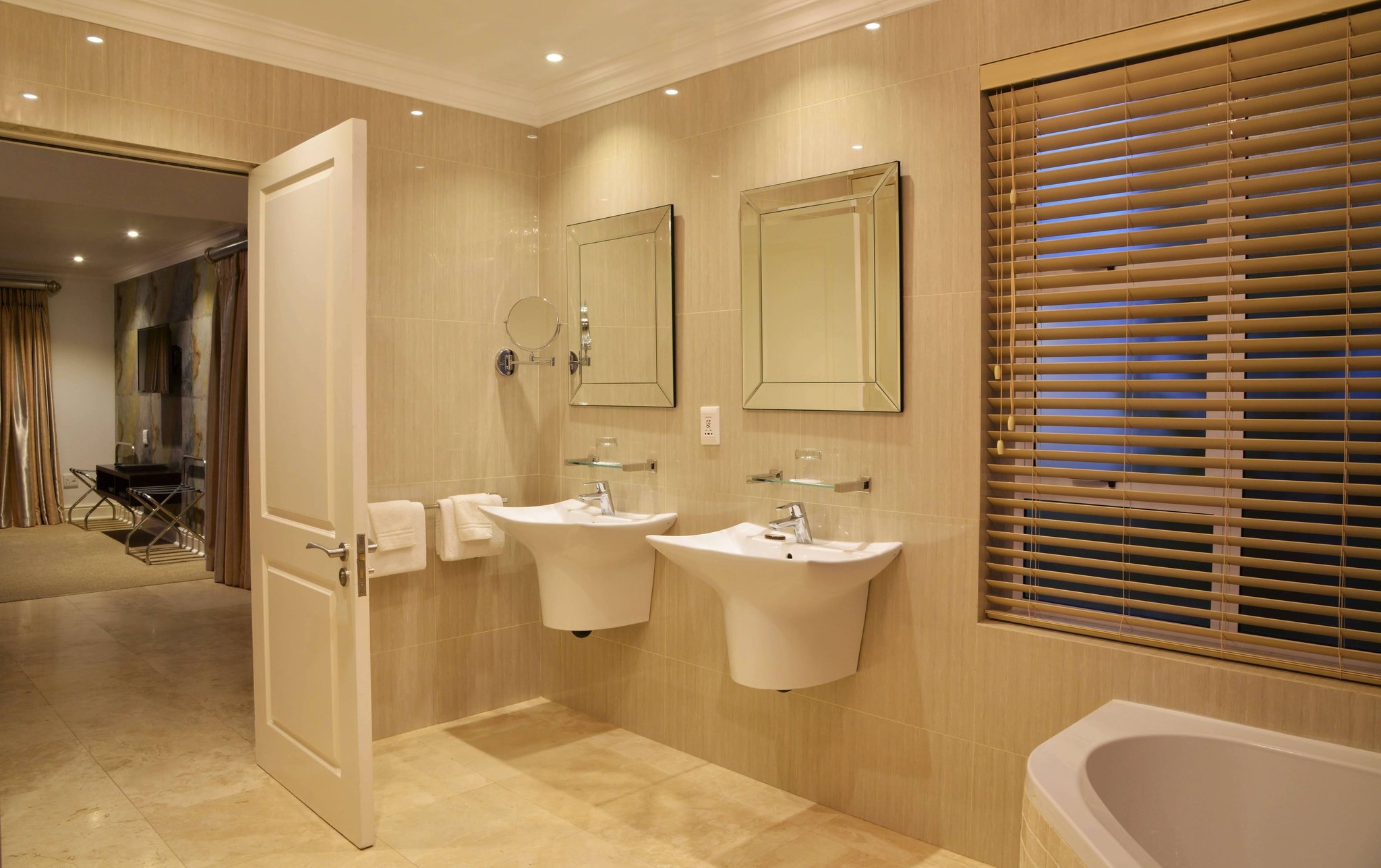 Presidential_Suite_Bathroom_S