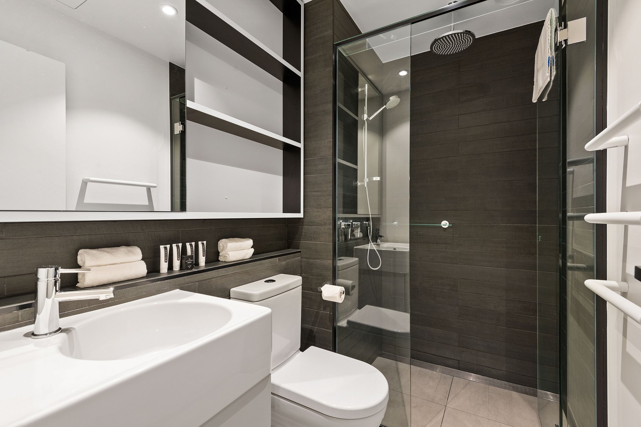 Two_Bed_Executive_Apartment_Bathroom_S