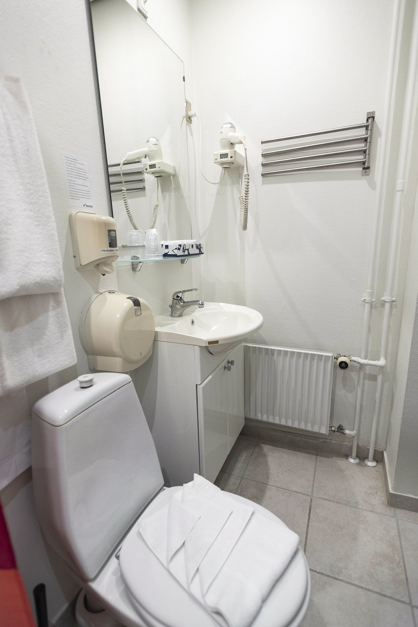 17410_bathroom-small-double-room-hotel-prinsen-aalborg-by_S