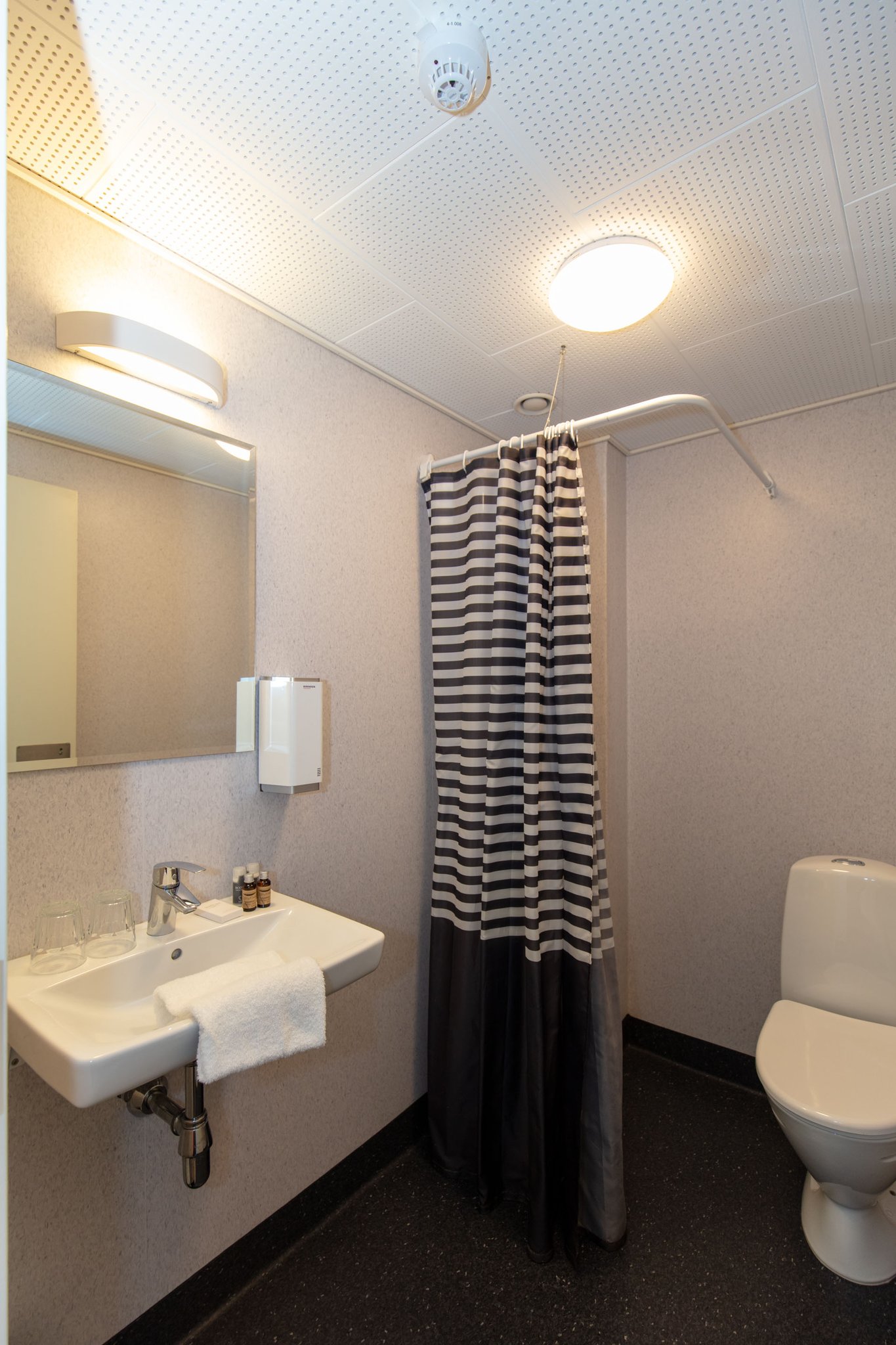 18851_bathroom-comfort-family-rooms-skagen-hotel-first-pa_S