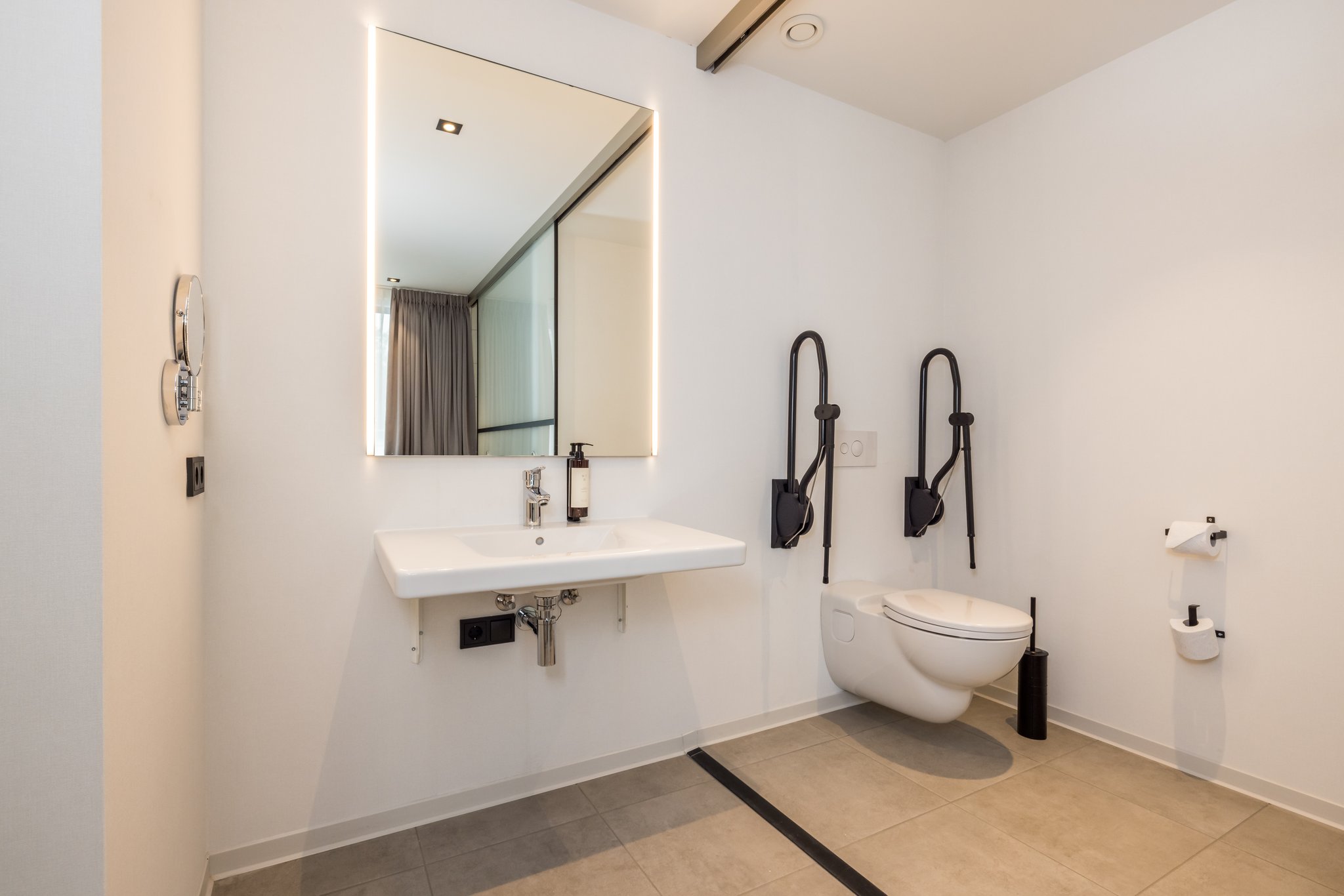 Superior_Mindervalide_Suite_Bathroom_S