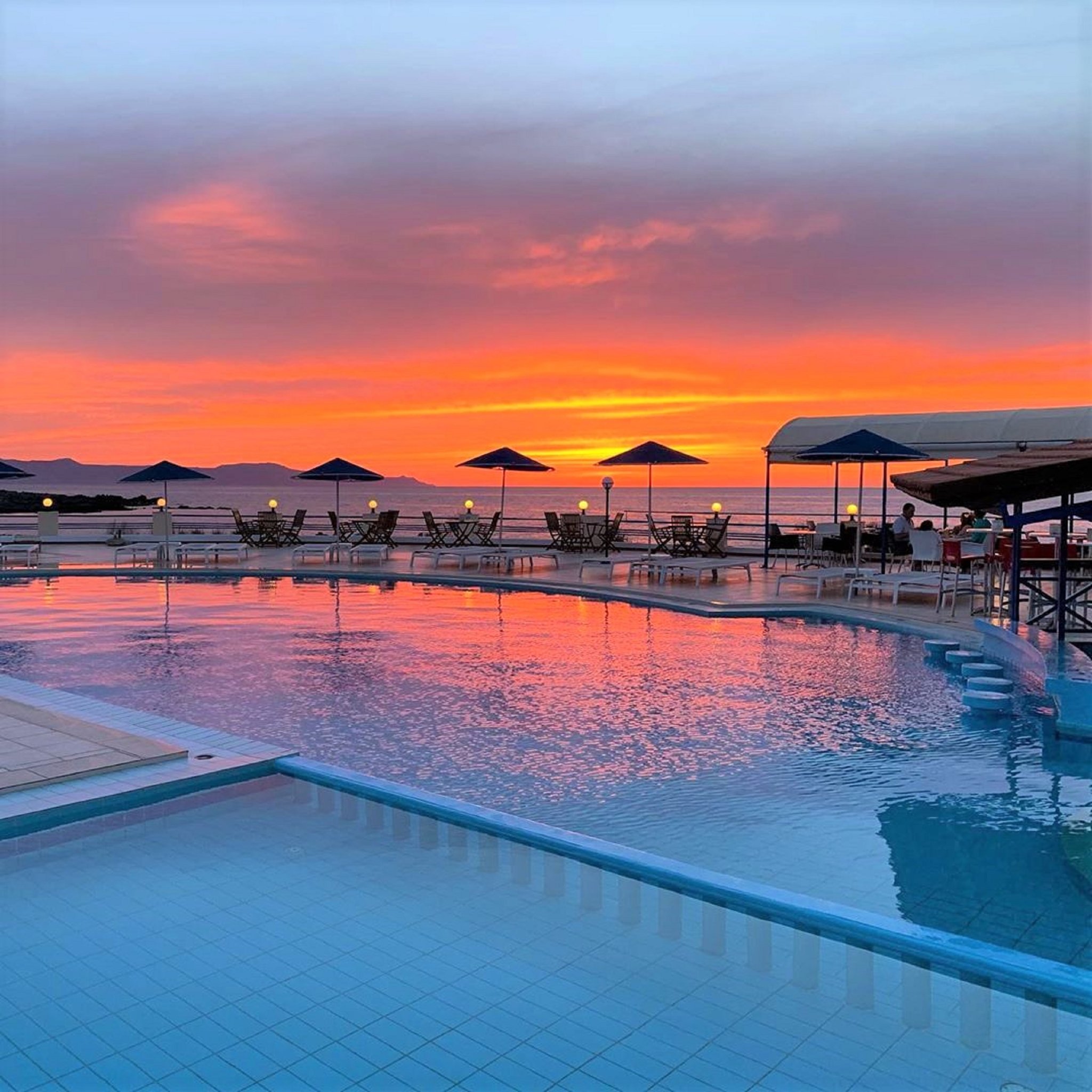 10_Outdoor_Pool_Sunset_S