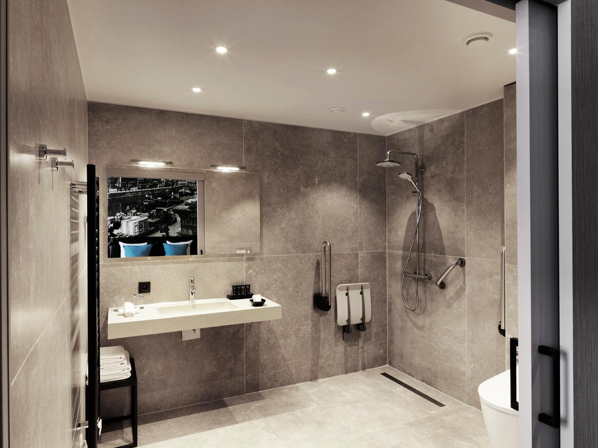 Luxury_Twin_Bathroom_S