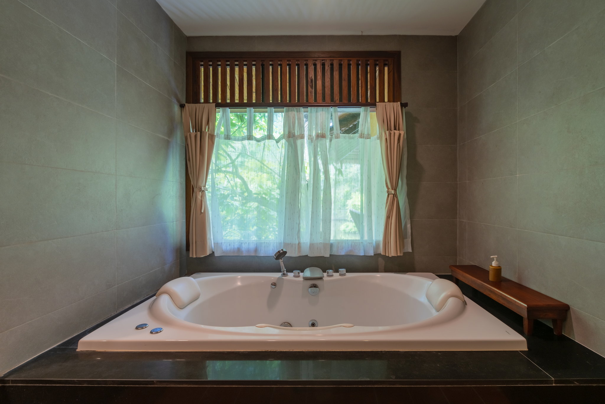 Spa_Bath_Grand_Pond_View_Cottage1_S