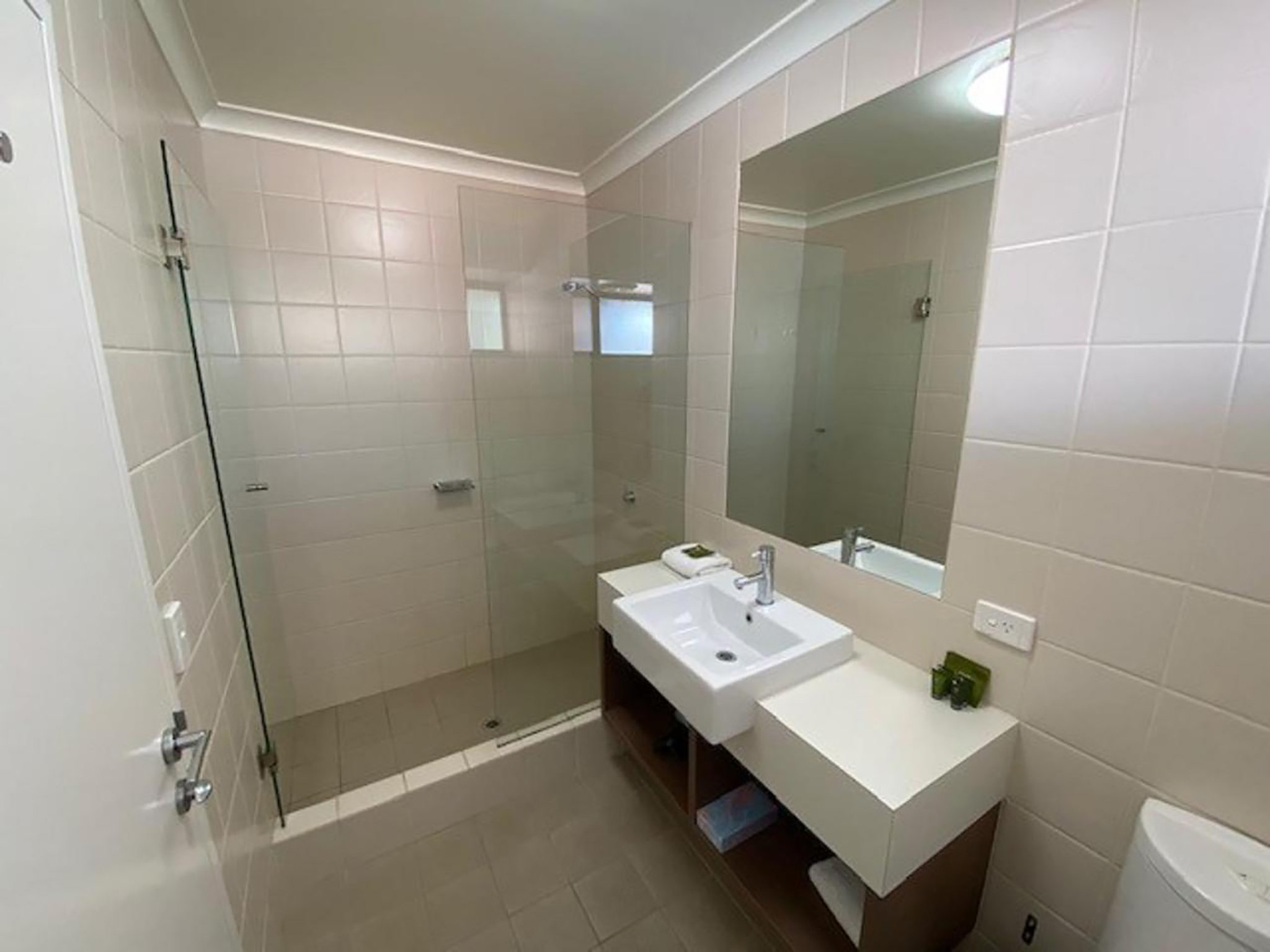 Three-Bedroom_Townhouse_Bathroom_S