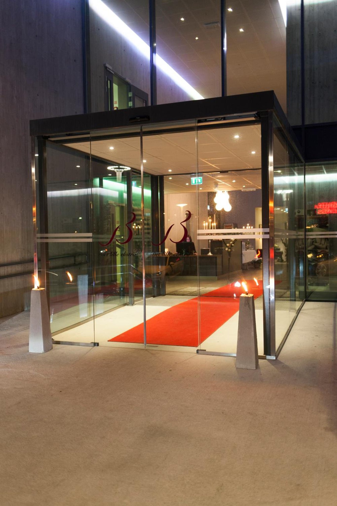 Hotel_Entrance_S