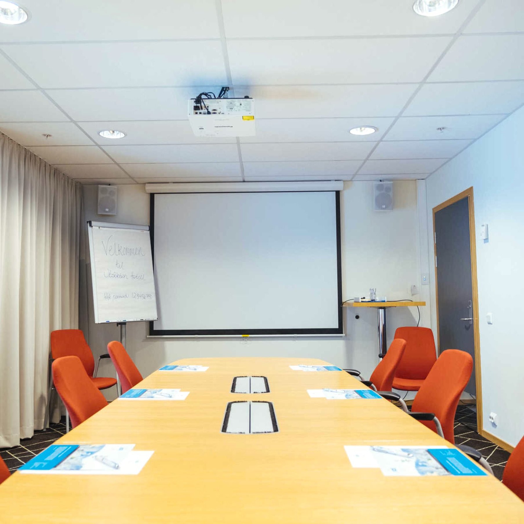 19080_meeting-room-rebbeassen-hotell-utsikten-first-partn_S