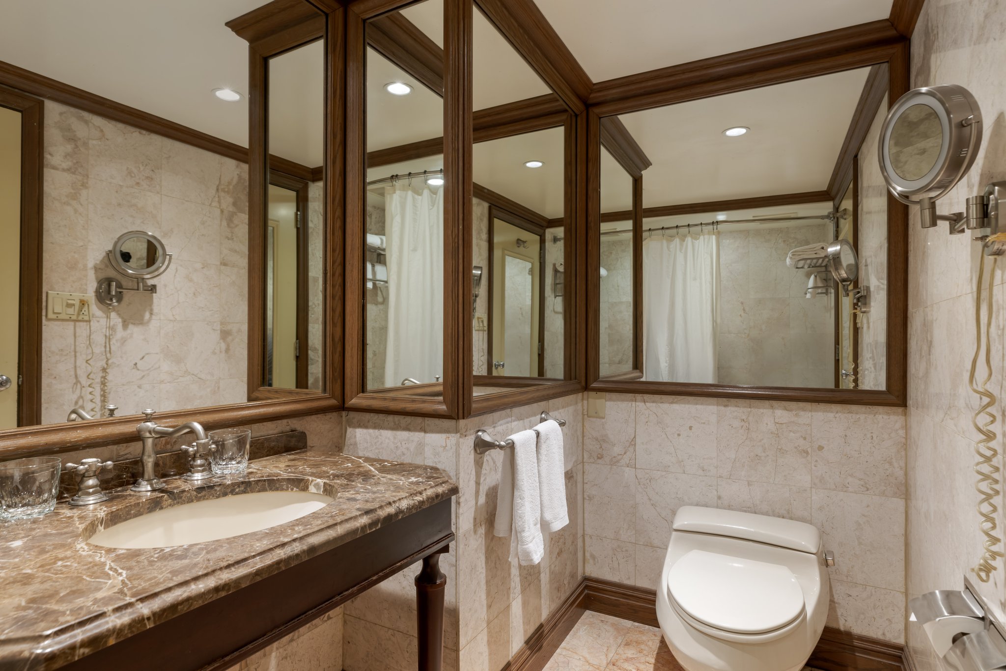 Standard_Two_Double_Beds_Bathroom_S