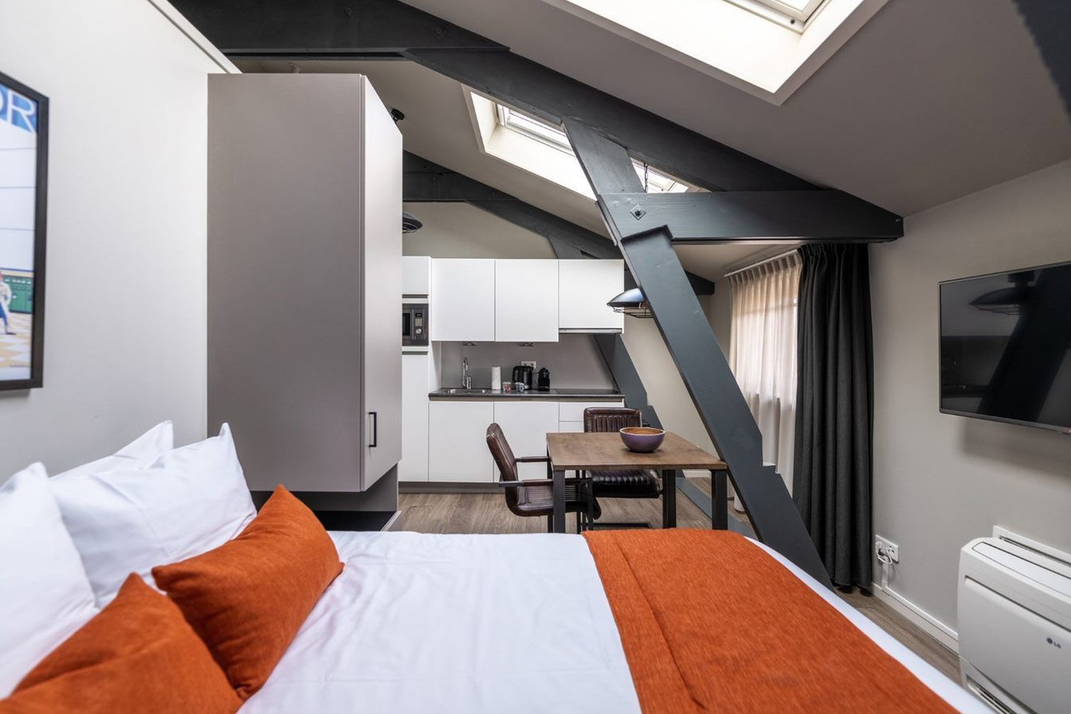 yays-Oostenburgegracht-studio-bed.jfif_S