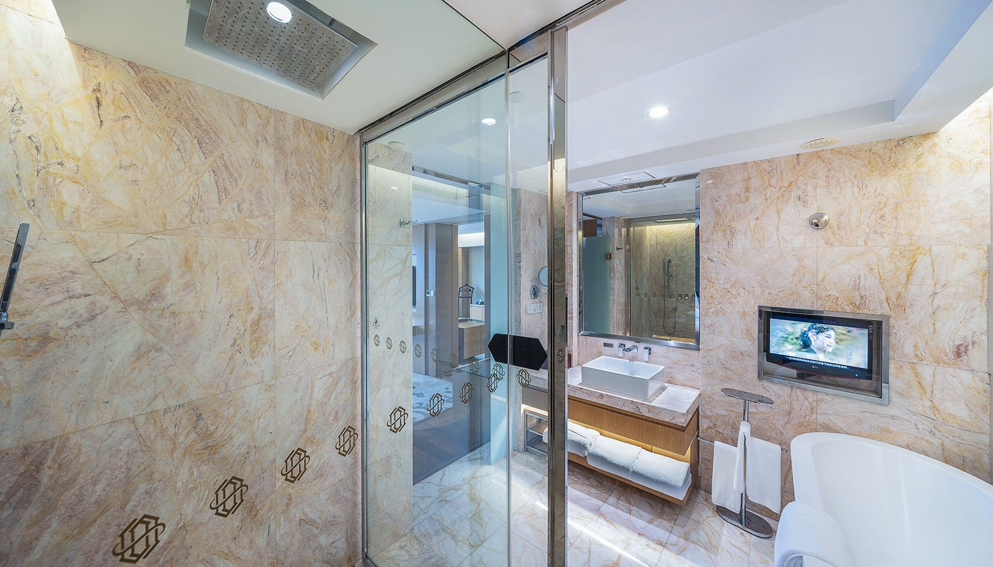 Executive_Suite_Bathroom_S