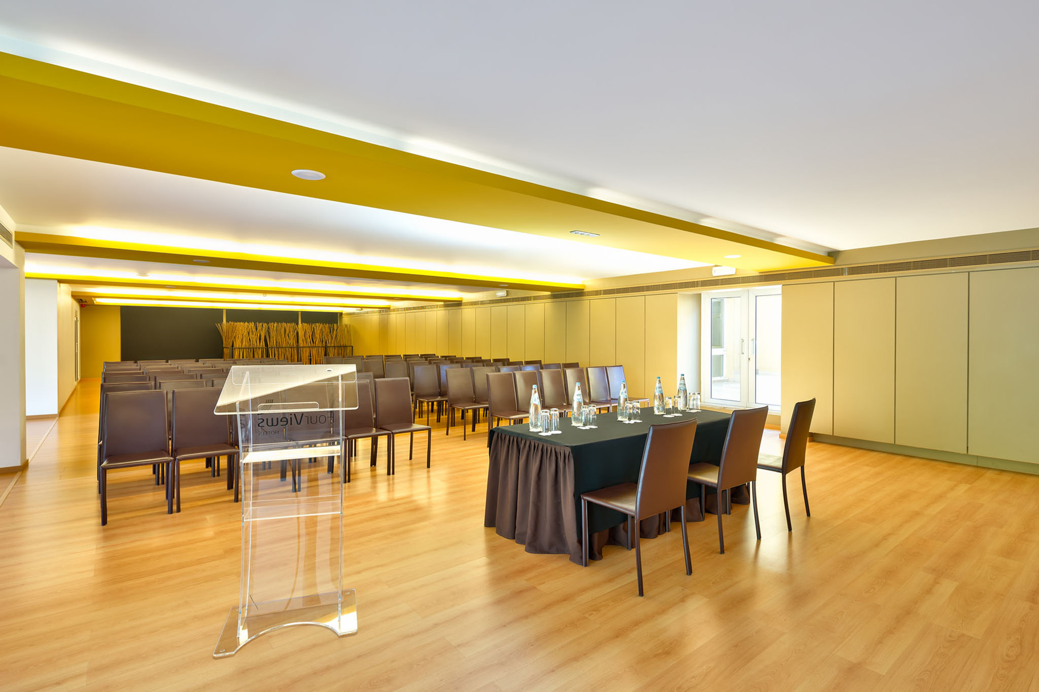 Monumental_Meeting_Room_S