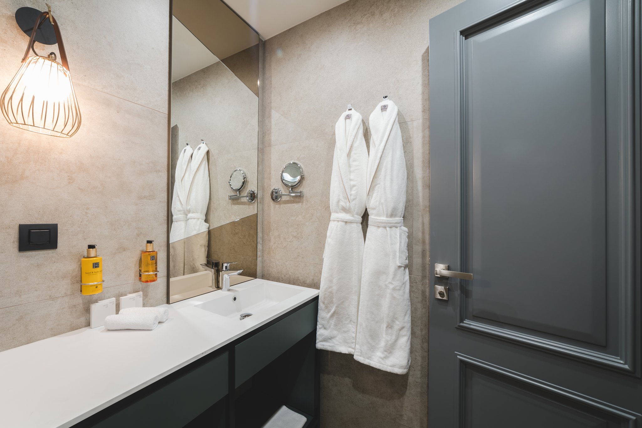 Standard_Suite__bathroom_view_S