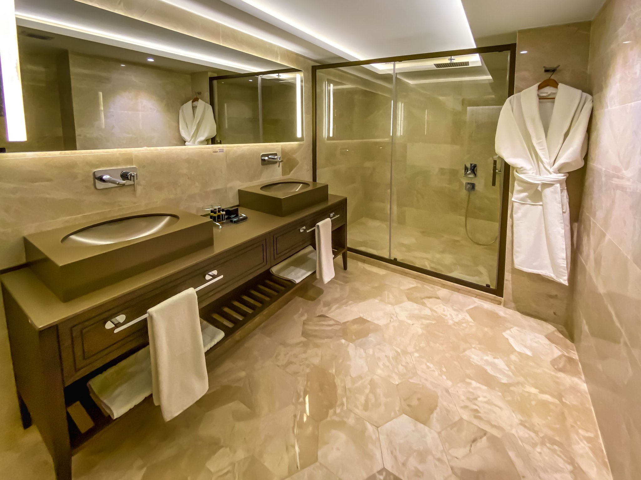 Executive_Suite_Bathroom3_S