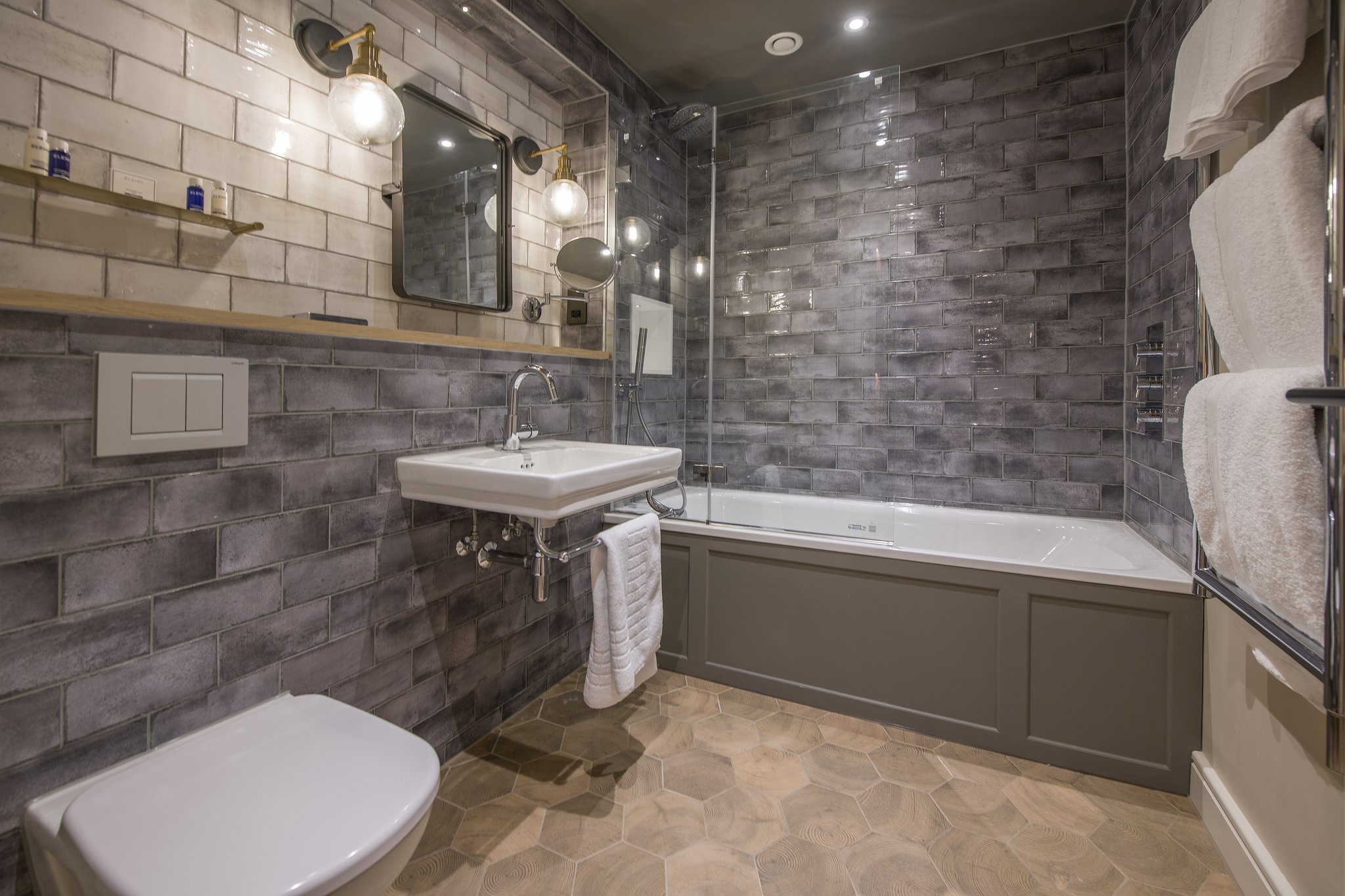 Family-Lake-Signature_Bathroom_S