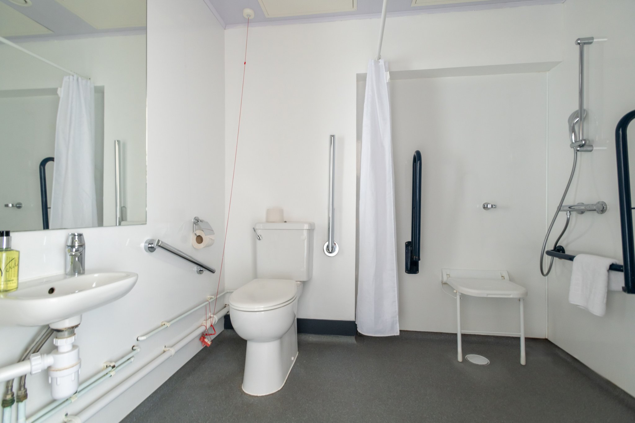 Accessible_Double_Room_with_Window_Bathroom_S