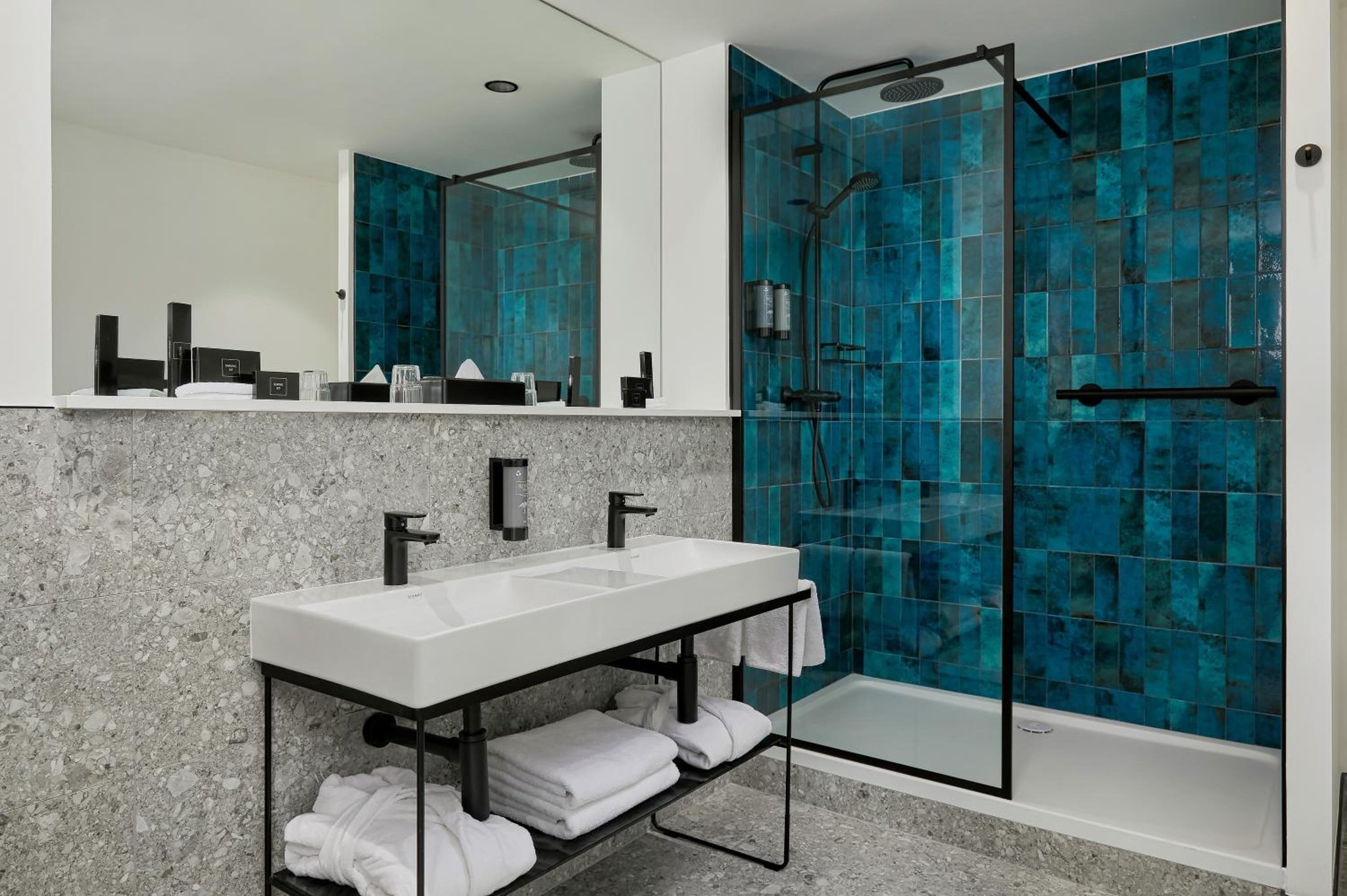 Junior_Riverview_Suite_Bathroom_S
