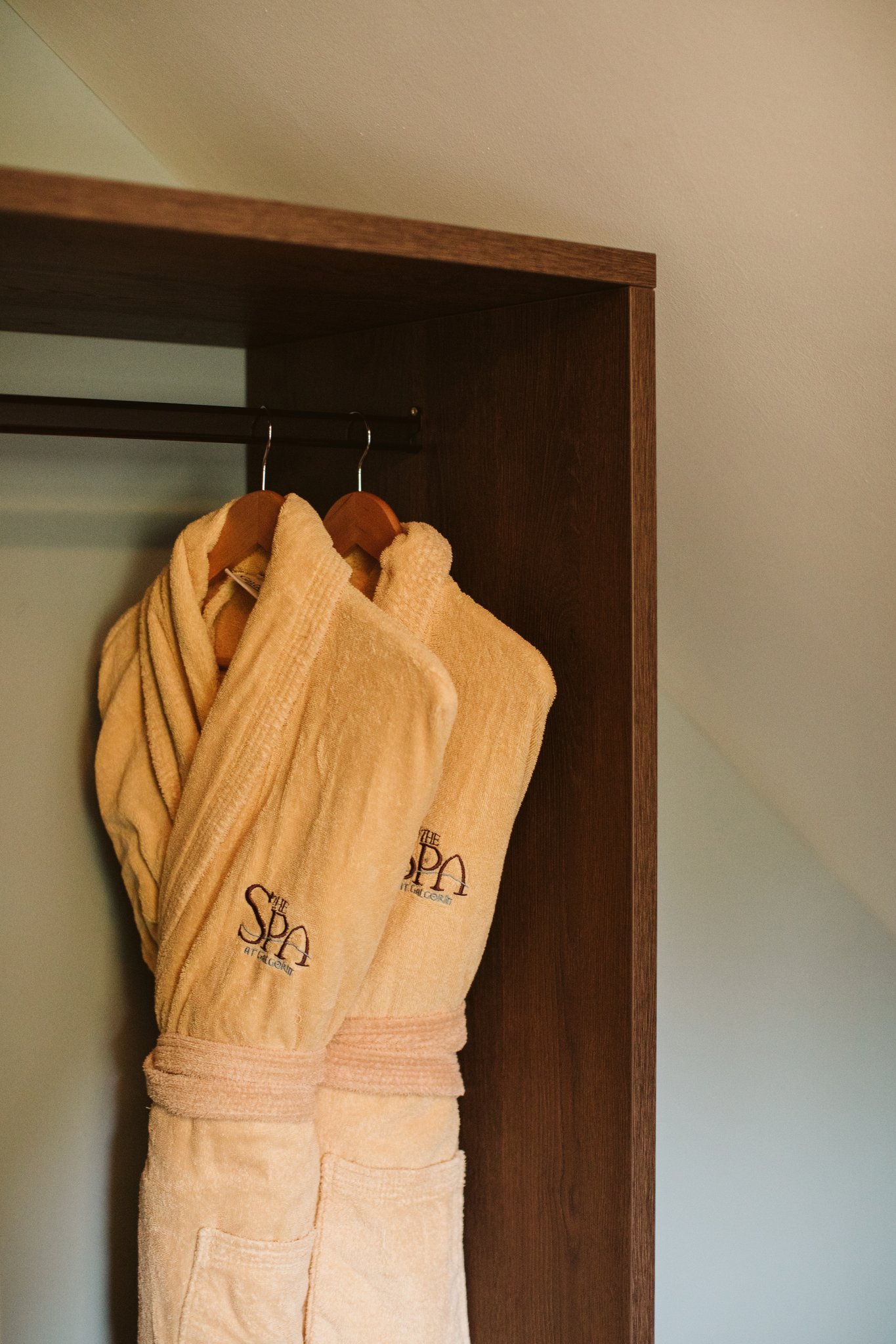 Charles_Lanyon_Lodge_Bathrobes_S