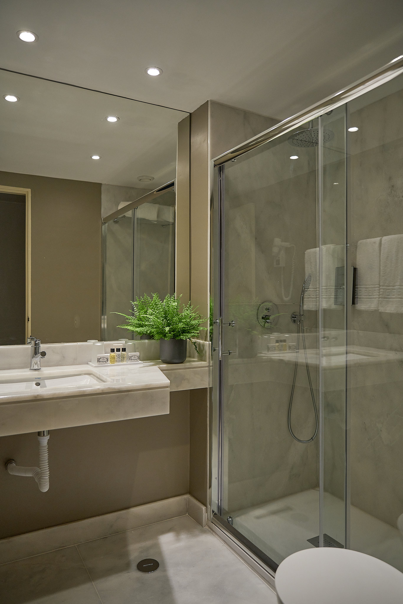 Bathroom_all_room_types_S