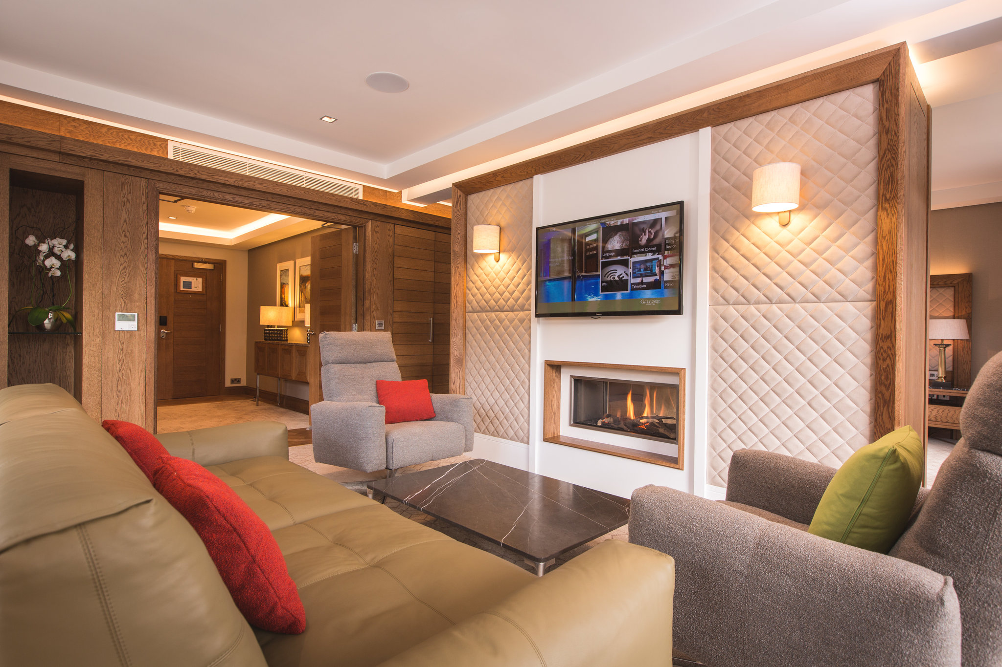 Signature_Suite_Living_Area_S