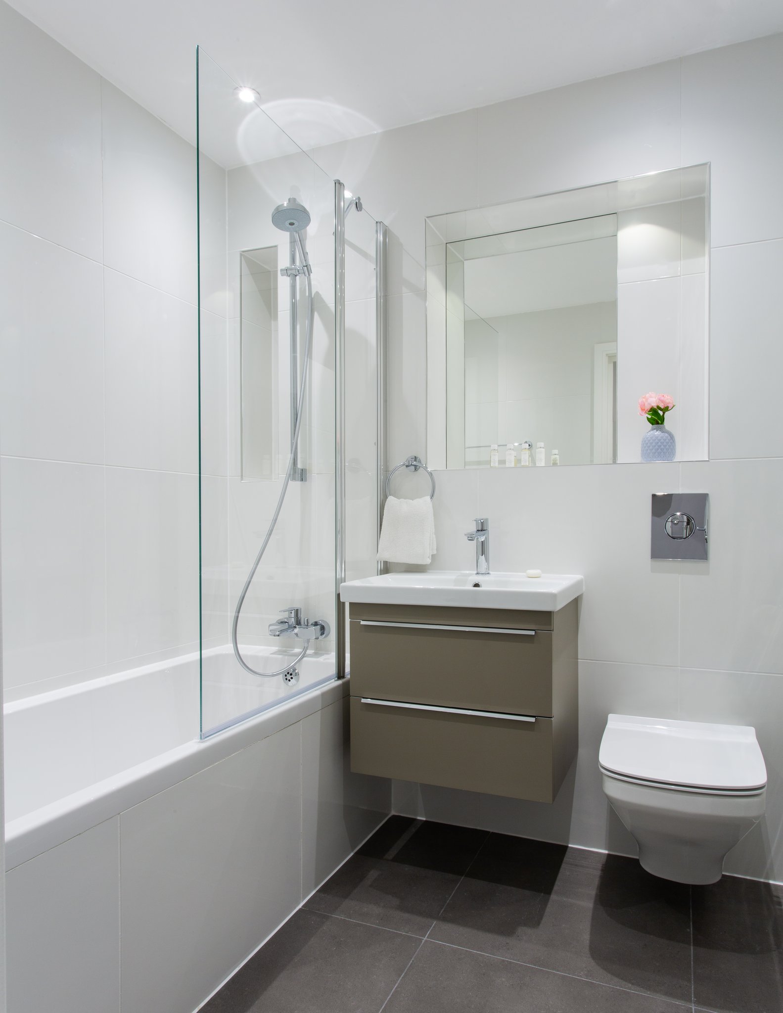 One_Bed_Apartment_Bathroom_S