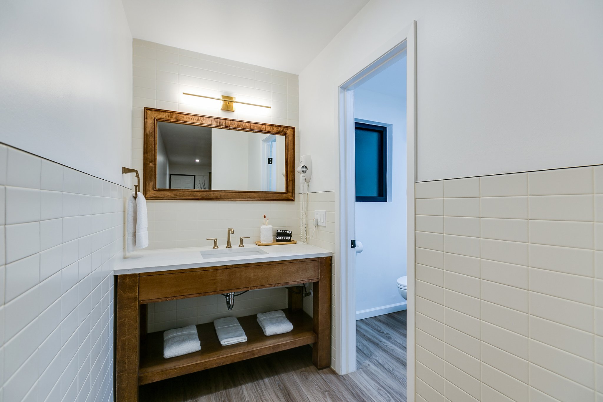 Deluxe_One_Bed_Suite_King_Bed_Bathroom_S
