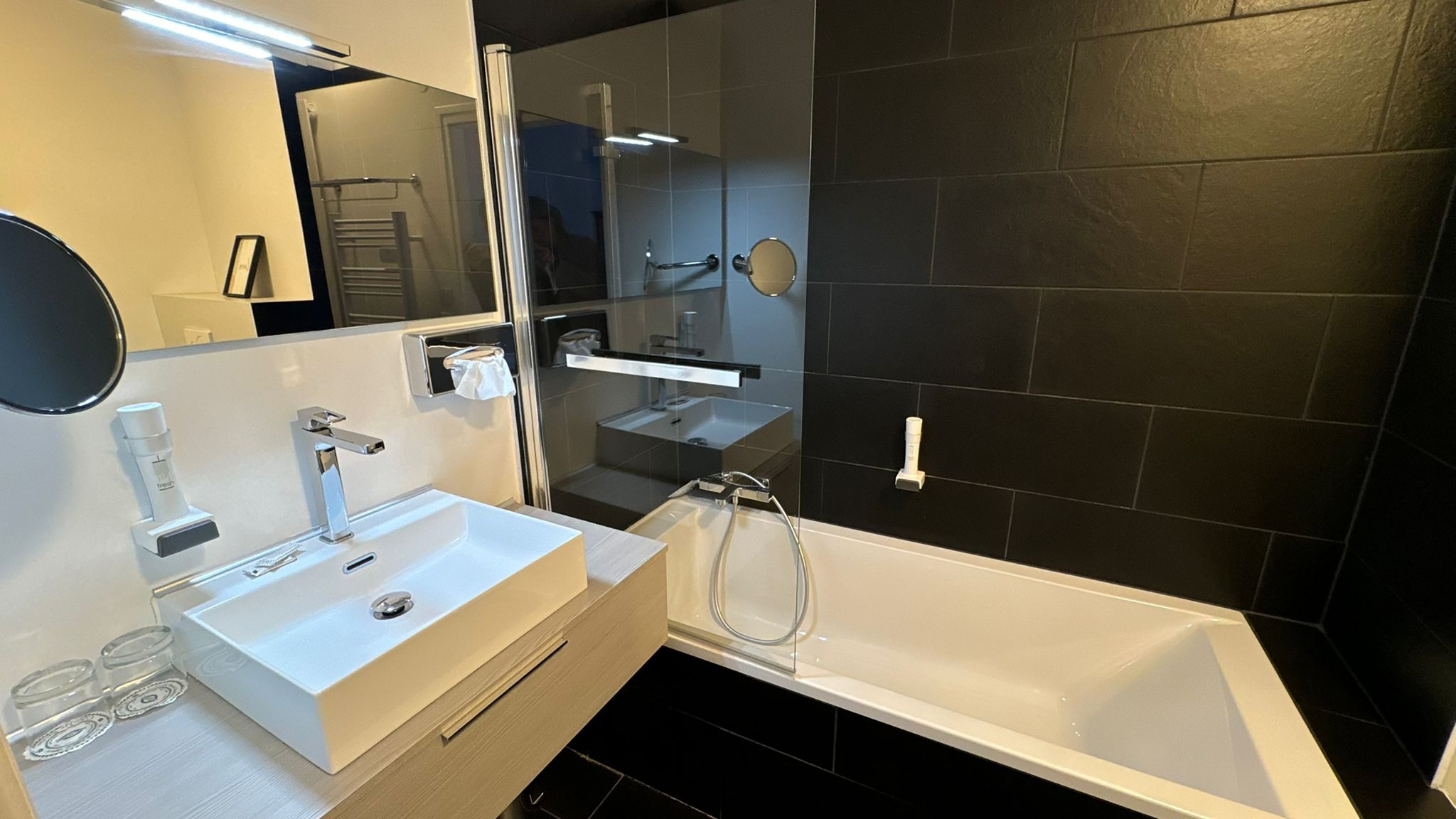 Deluxe_Room-Lake_View_Room_Bathroom_S