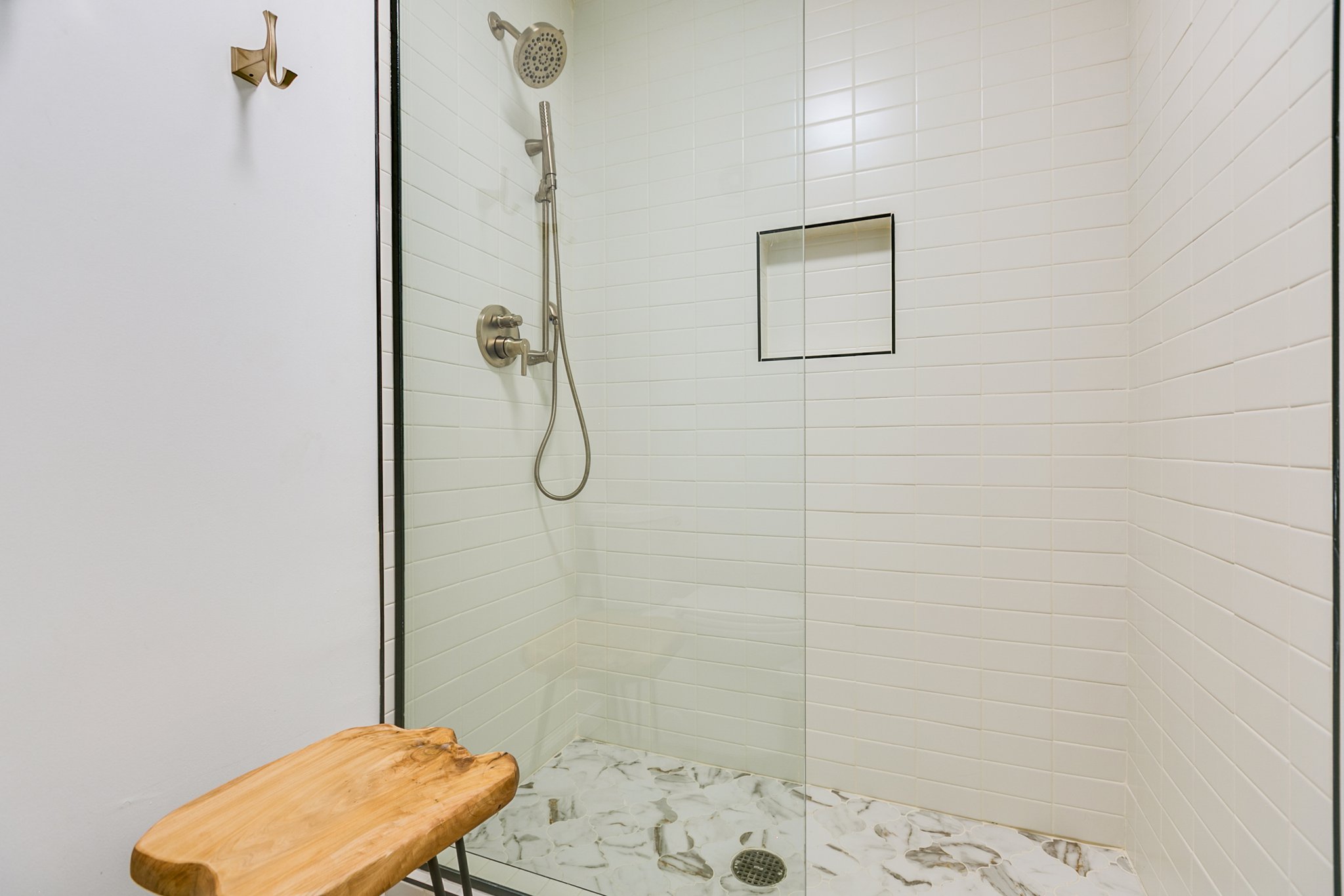 Standard_Room_King_Bed_Bathroom_Shower_S