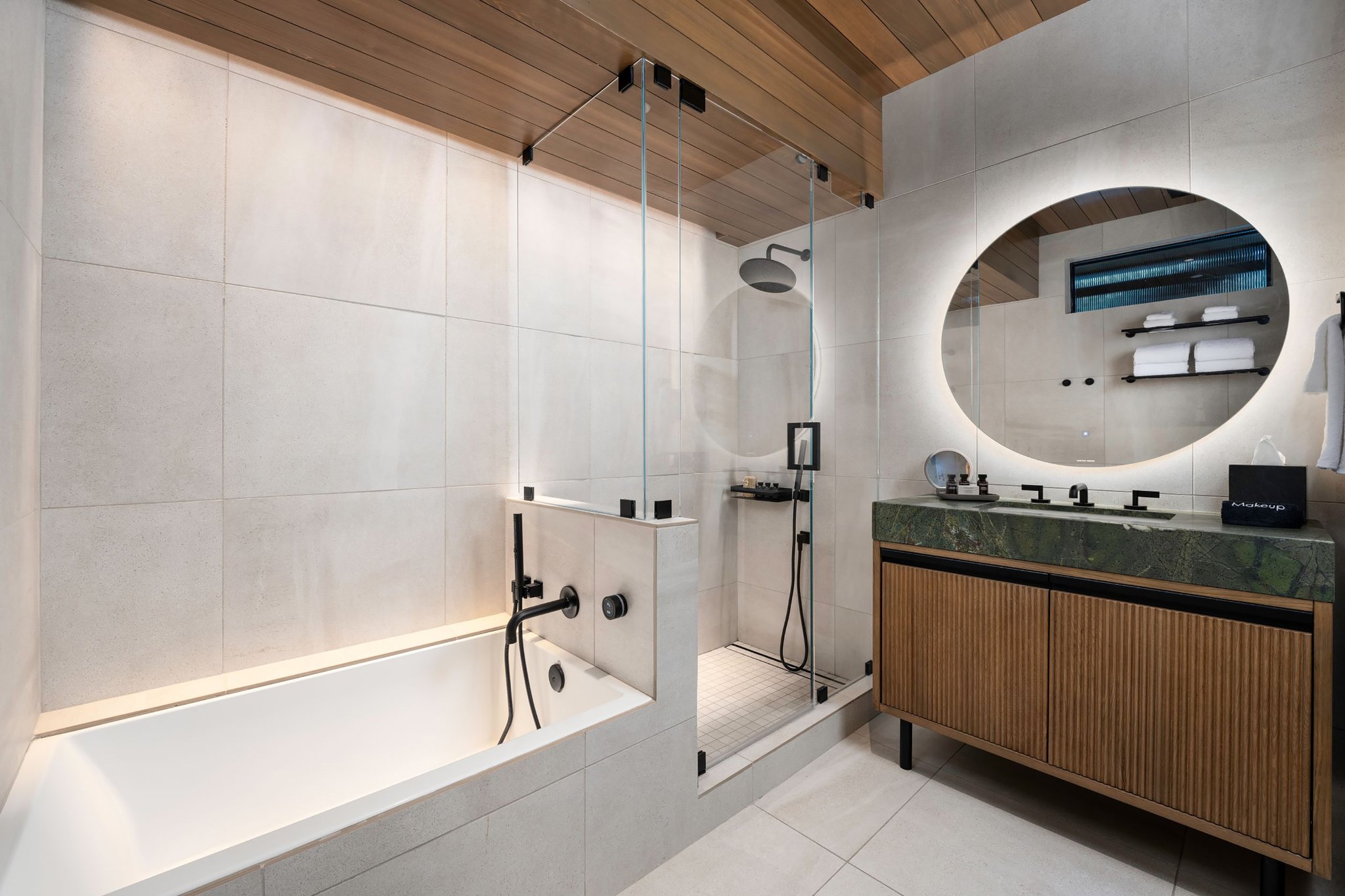 Alpine_Room_bathroom_S