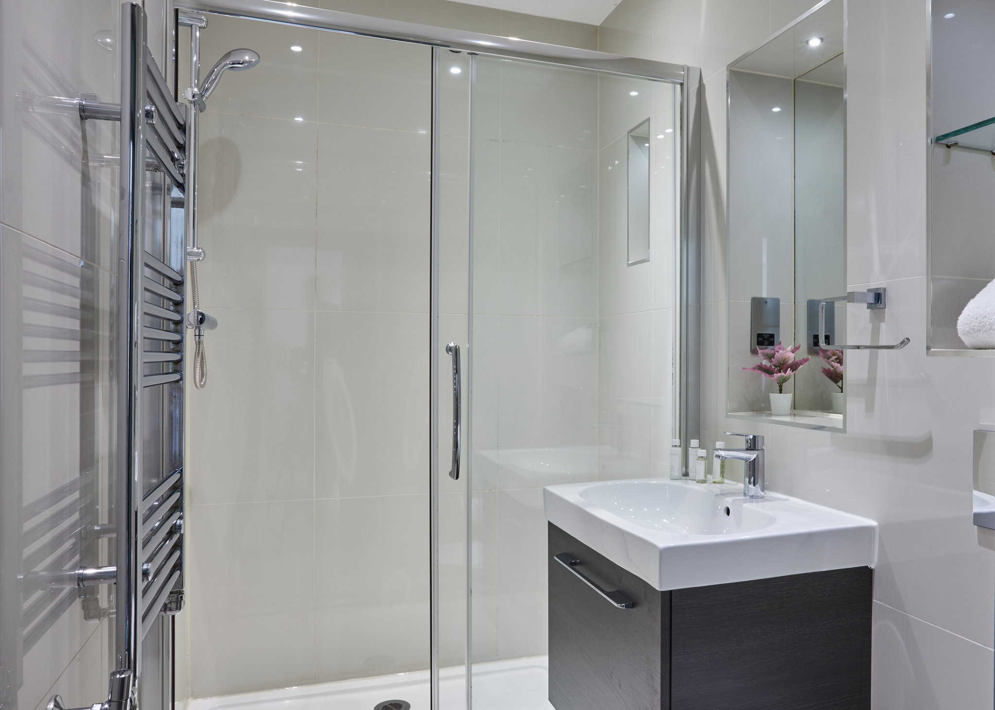 One_Bed_Apartment_Bathroom_S