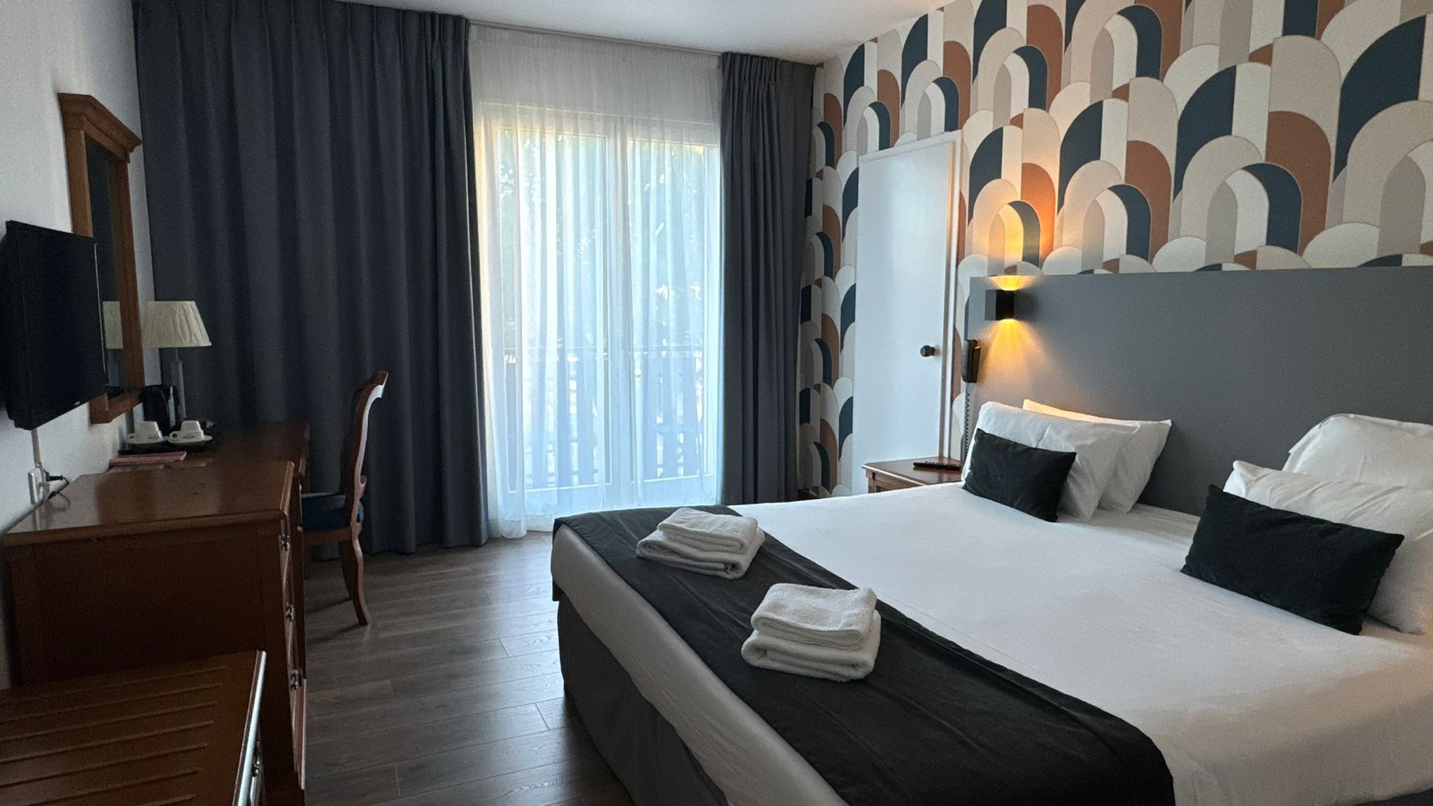 Deluxe_Room_Queen_Bed-Lake_View_Room_S