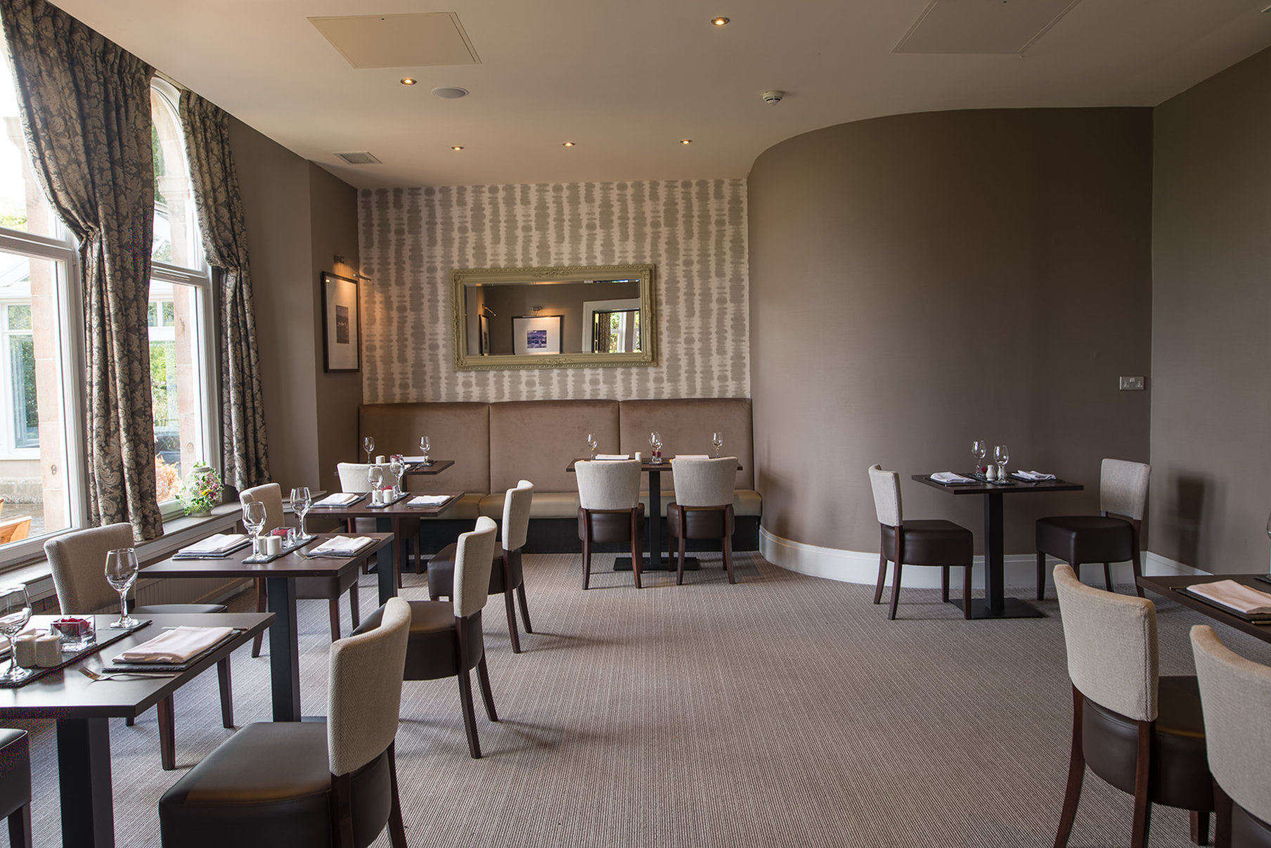 Restaurant_Corner_with_window_S
