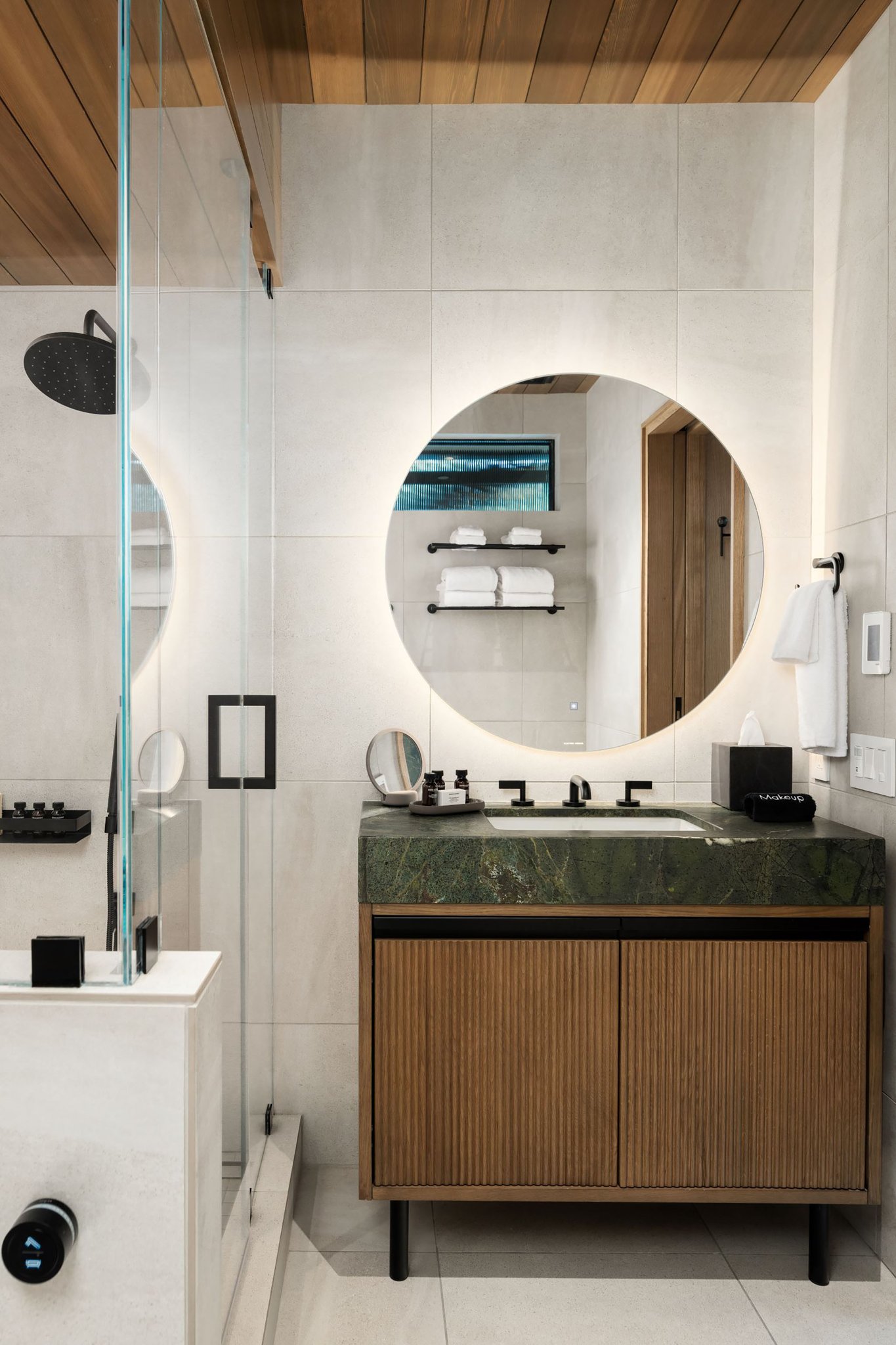 Alpine_Room_bathroom2_S