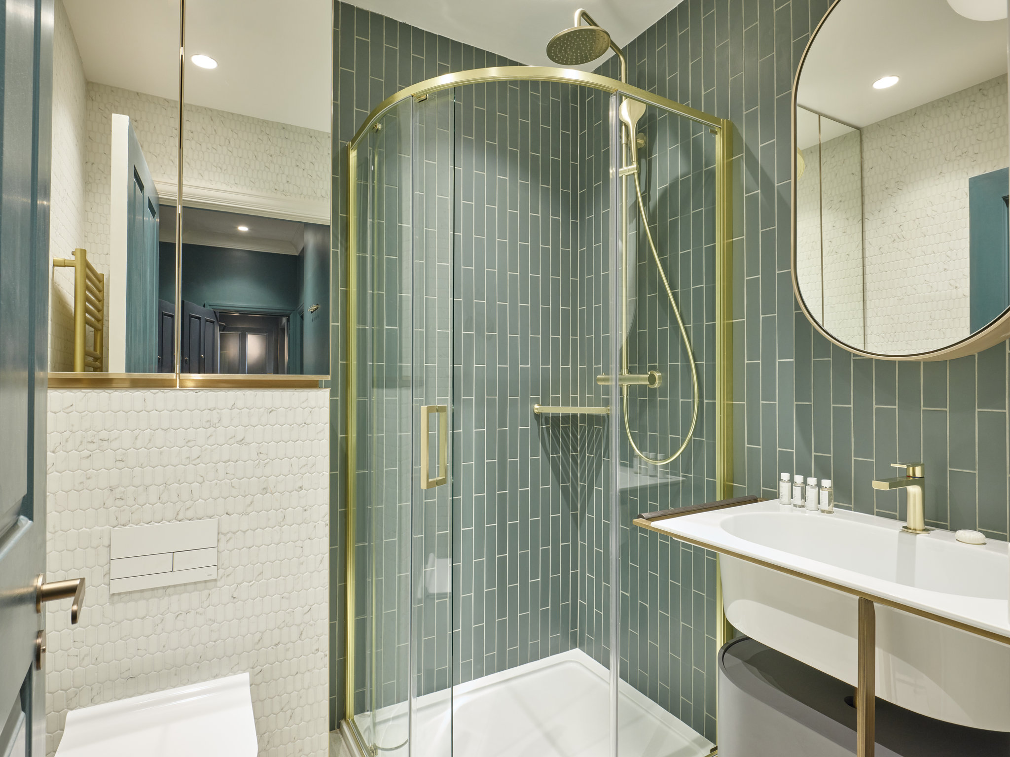 Two_Bed_Apartment_Bathroom2_S