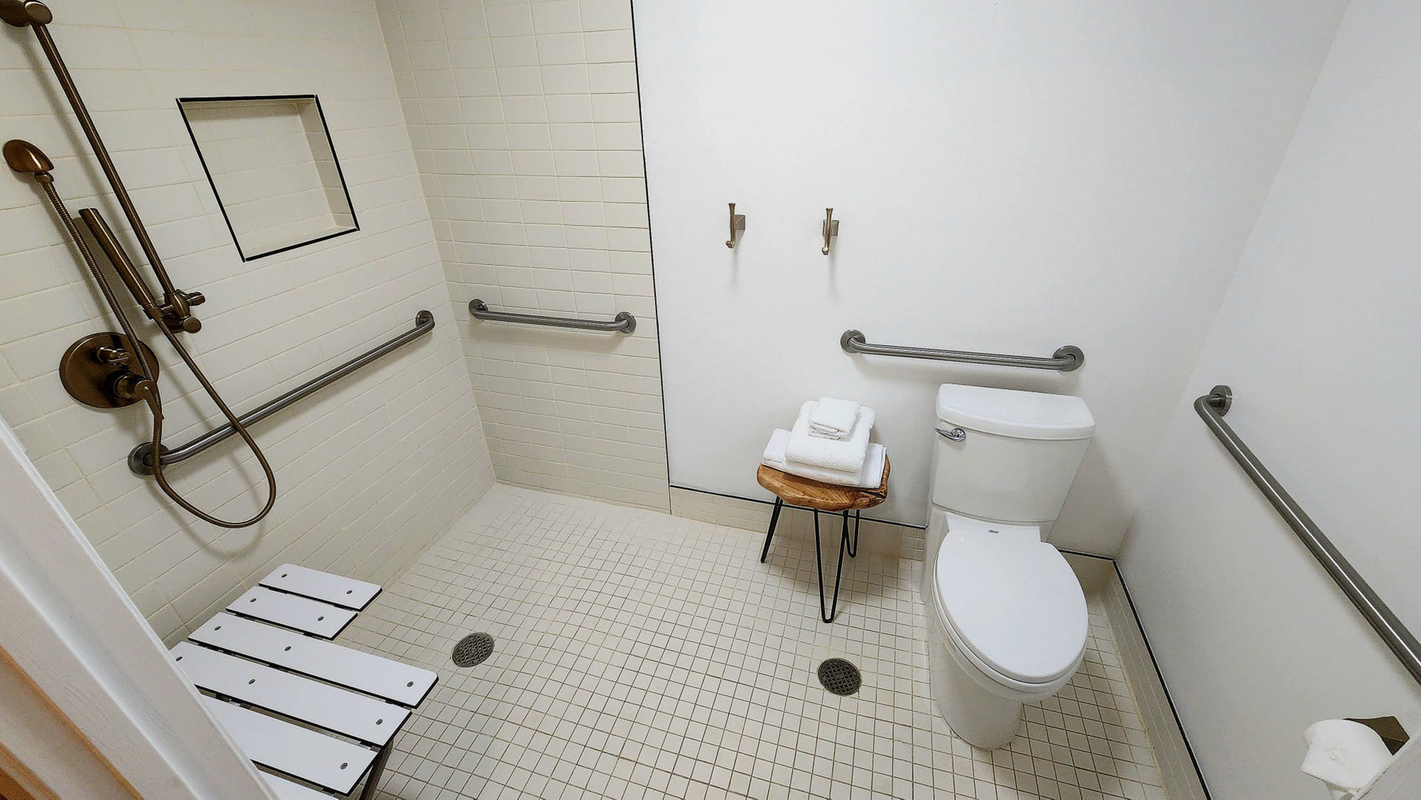 Accessible_Room_King_Bed_Bathroom2_S