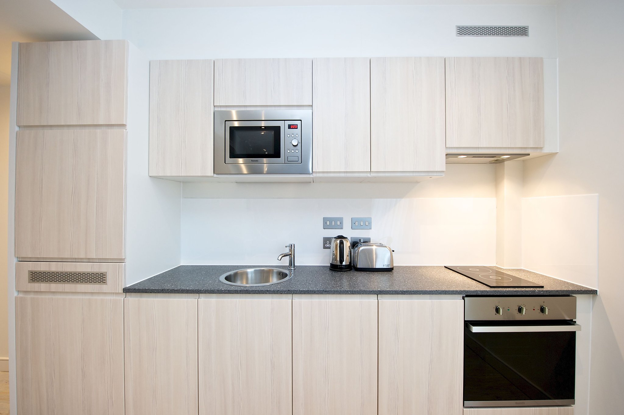 Fully_equipped_kitchen_S