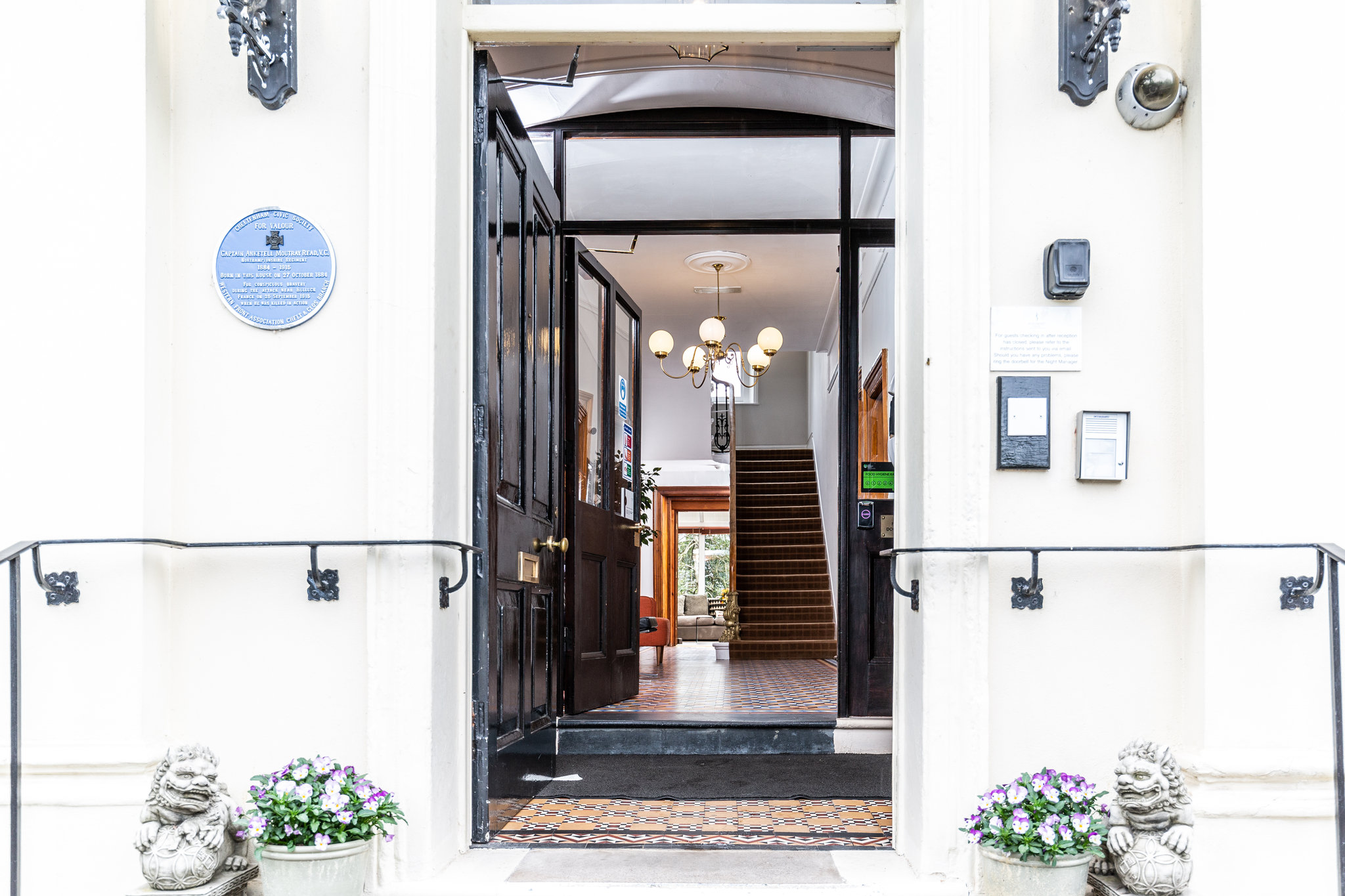 Hotel_Entrance_S