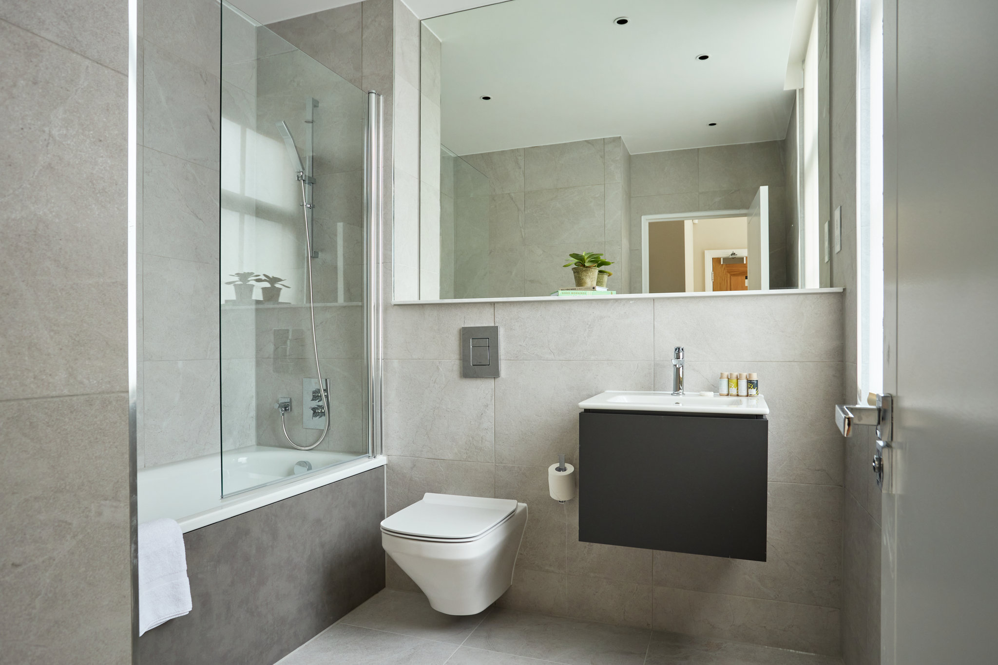 Three_Bed_Apartment_Bathroom2_S