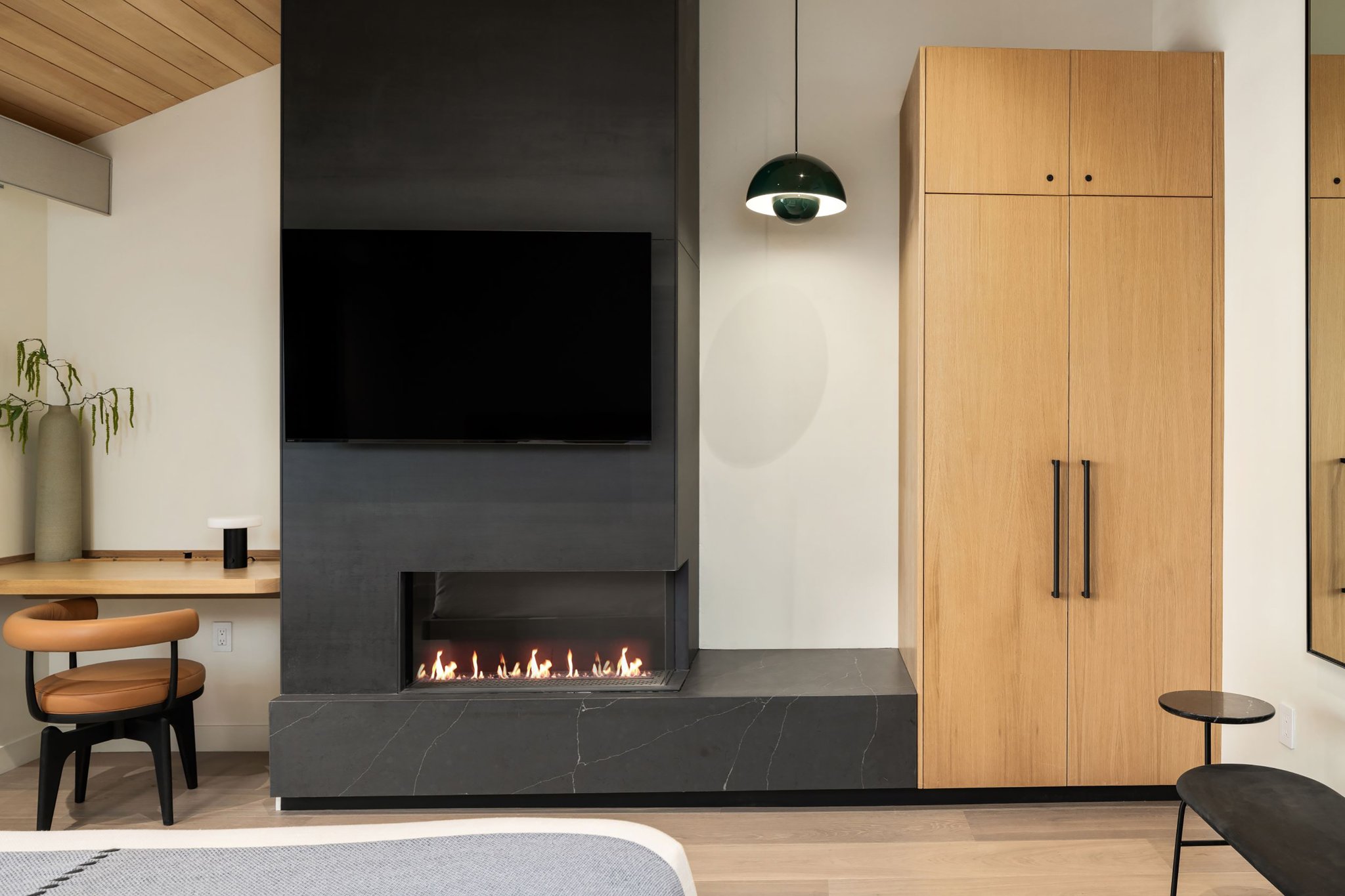 Granite_Suite_Fireplace_and_desk_S
