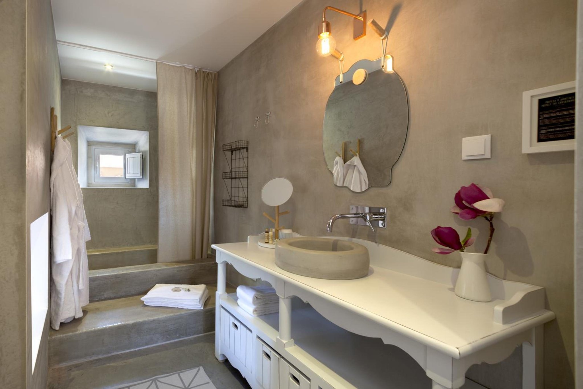 suite_charming_bathroom_S