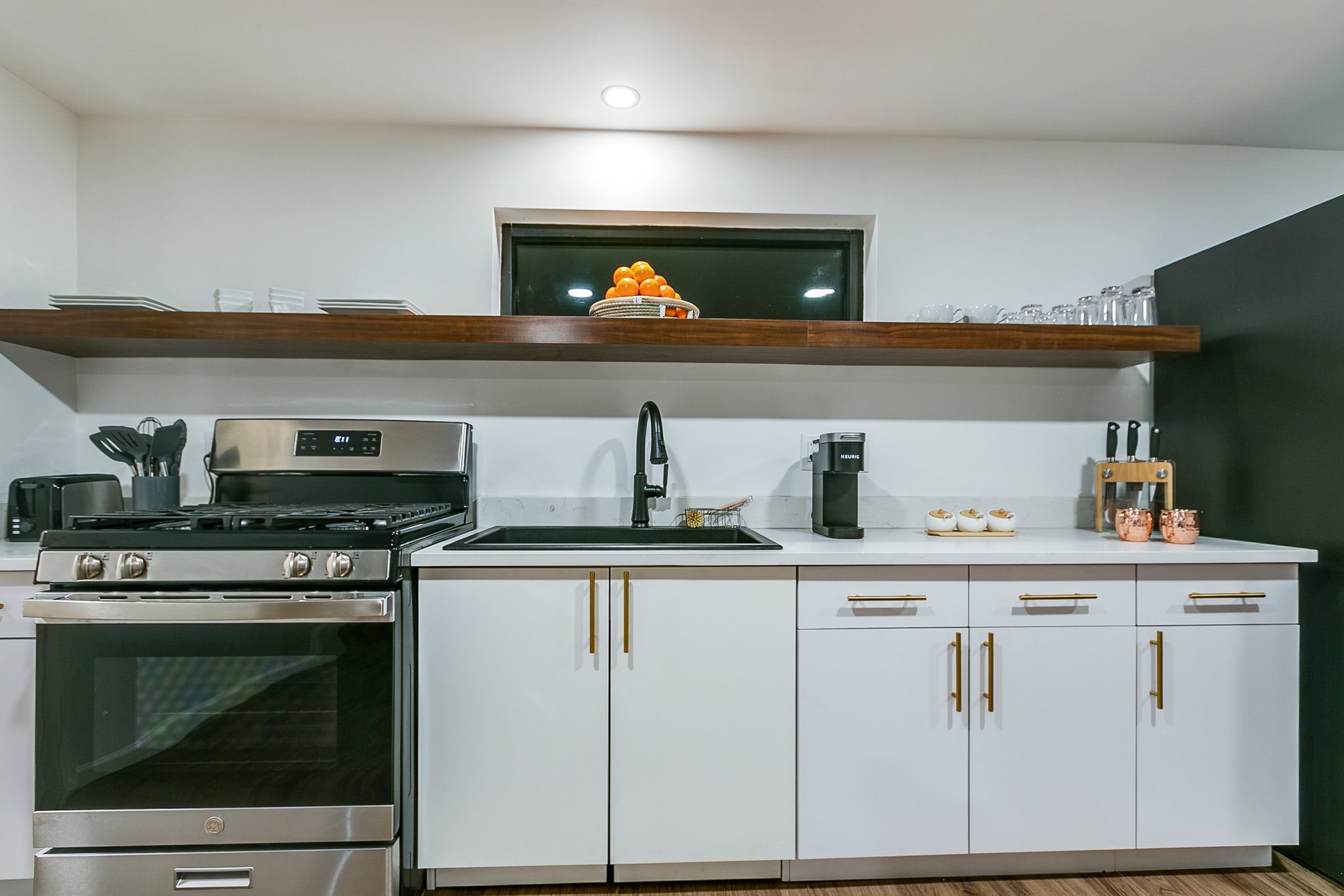 One_Bed_Apartment_King_Bed_Kitchen2_S