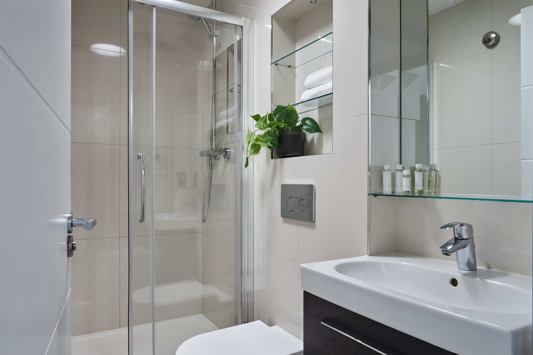 Two_Bed_Apartment_Bathroom_S