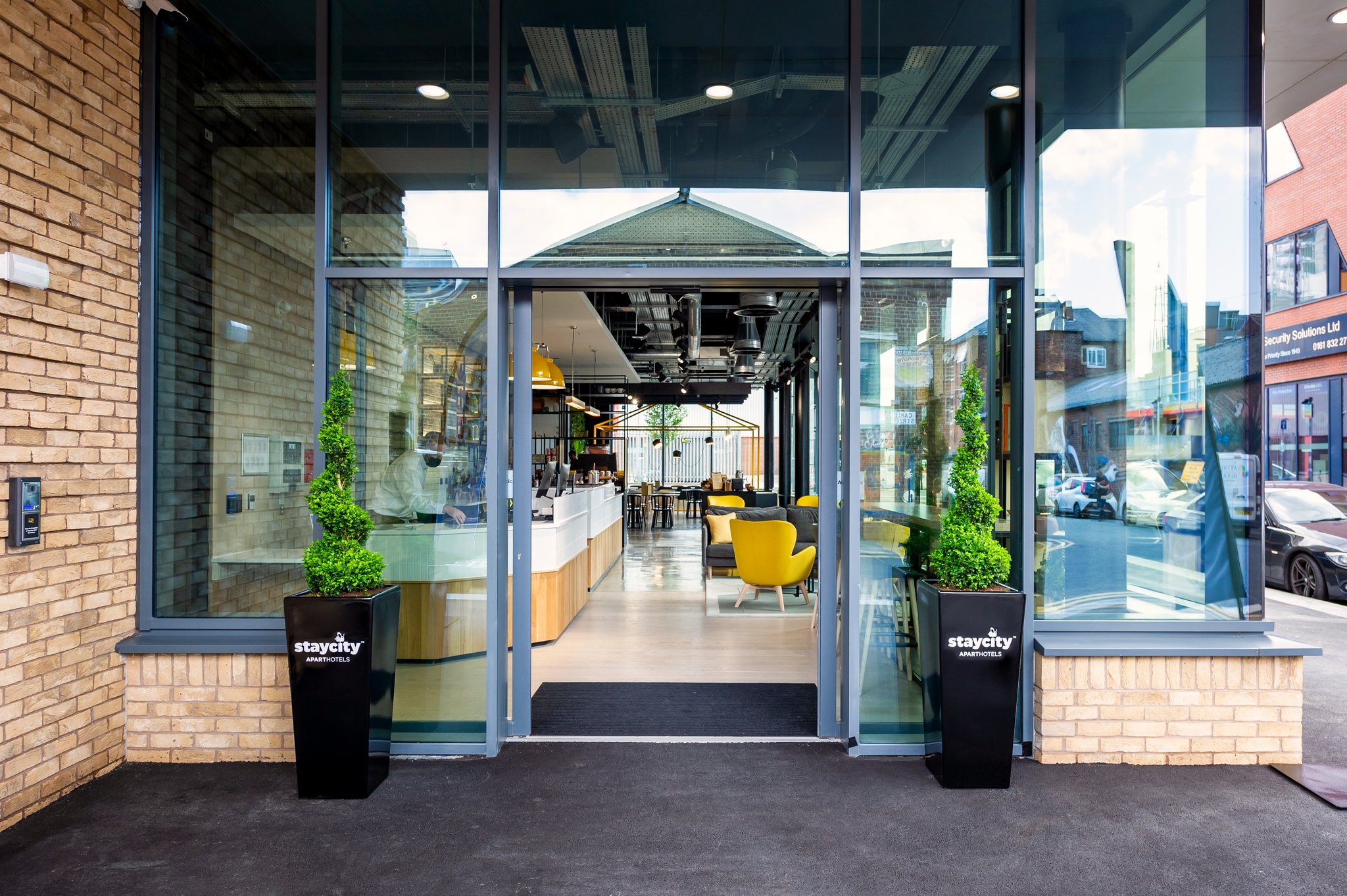 Hotel_Entrance_S