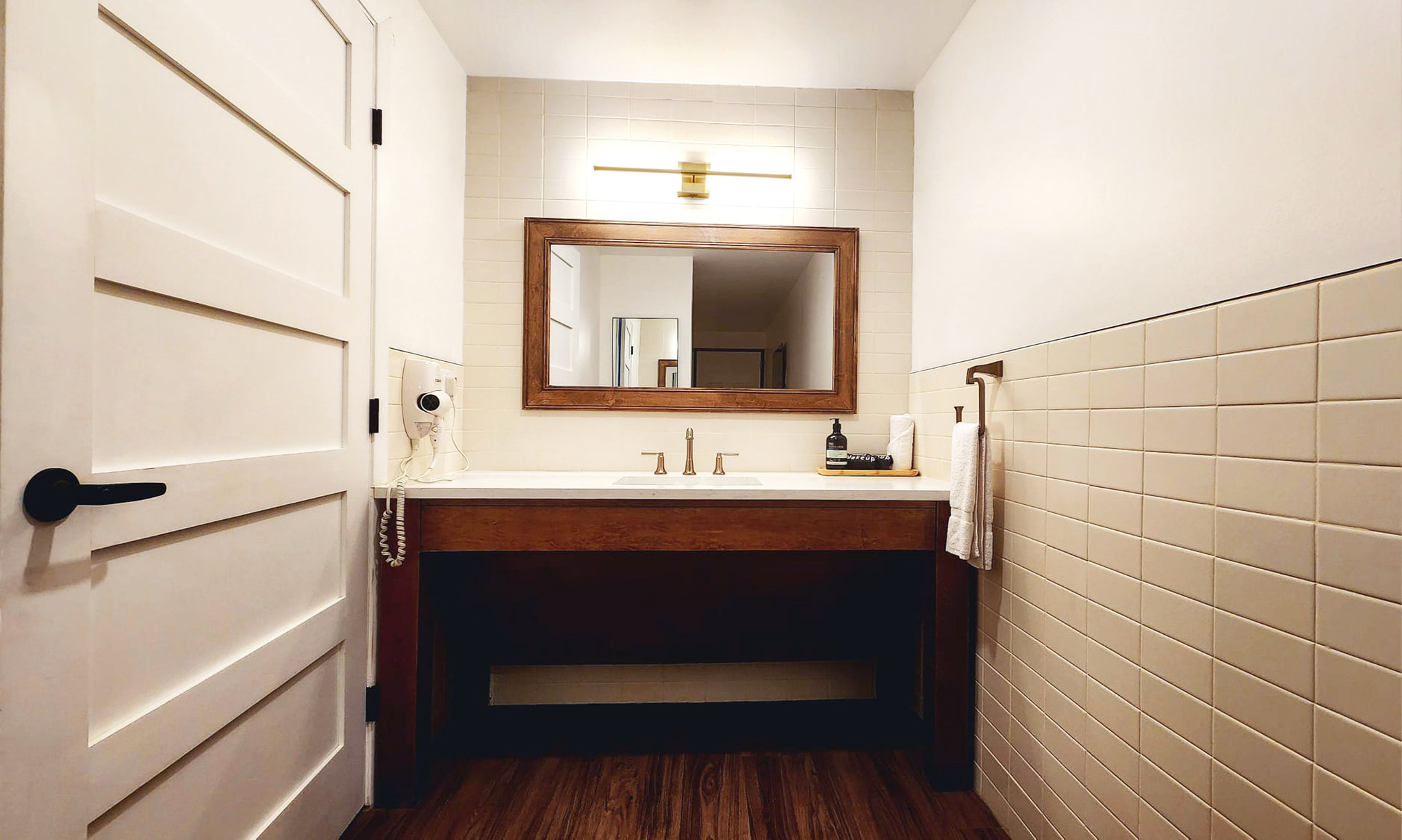 Accessible_Room_King_Bed_Bathroom_S