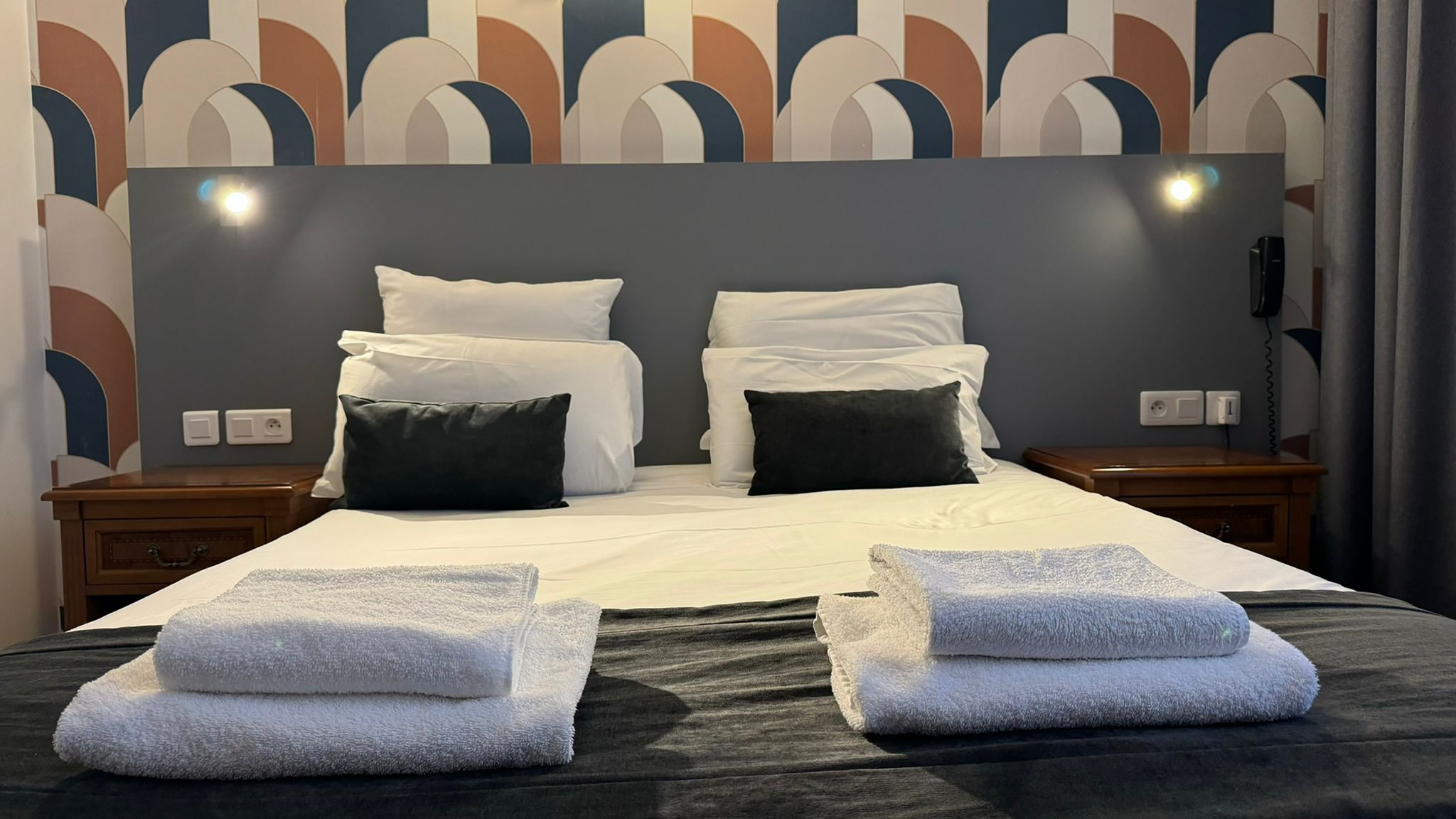 Lake_View_Room2_S
